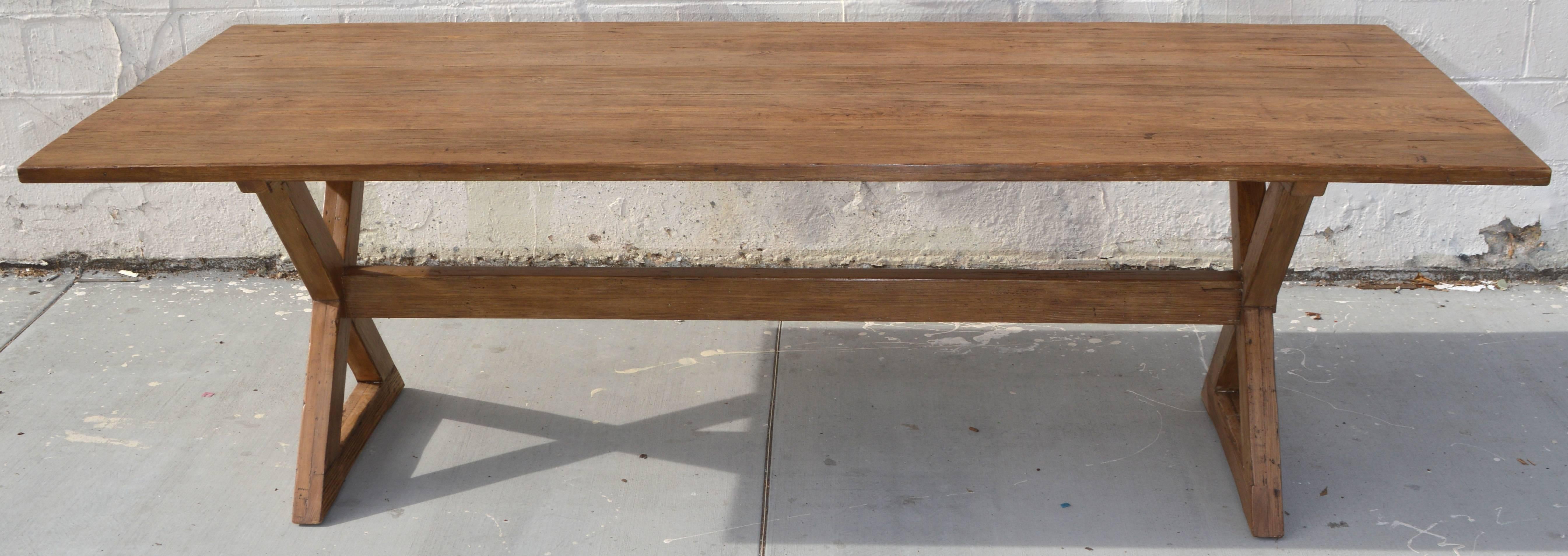 Cette table est fabriquée sur commande, dans notre propre atelier de Los Angeles, à partir de pin de cœur récupéré. Il est construit entièrement sans clous, vis ou autres fixations métalliques d'aucune sorte. Nous n'utilisons que la construction
