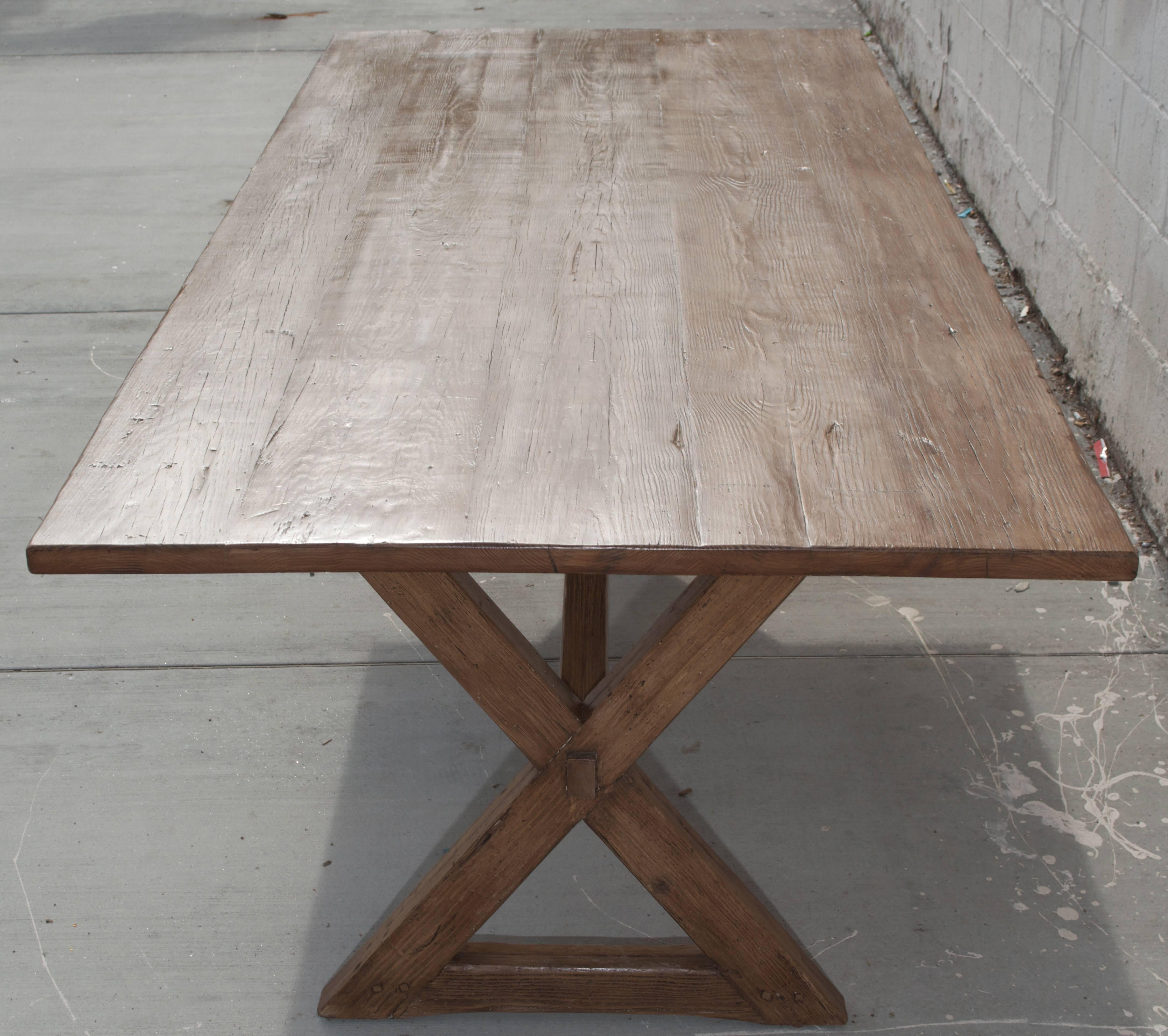 Américain Table à tréteaux en forme de X en cœur de pin récupéré, fabriquée sur-mesure par Petersen Antiques en vente