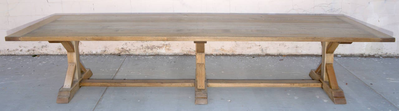 Cette table de ferme est fabriquée à partir de chêne récupéré et vieilli - cette table massive est très solide ! 

Comme chaque table est fabriquée dans notre propre atelier de Los Angeles, vous pouvez choisir tous les aspects de son design, y