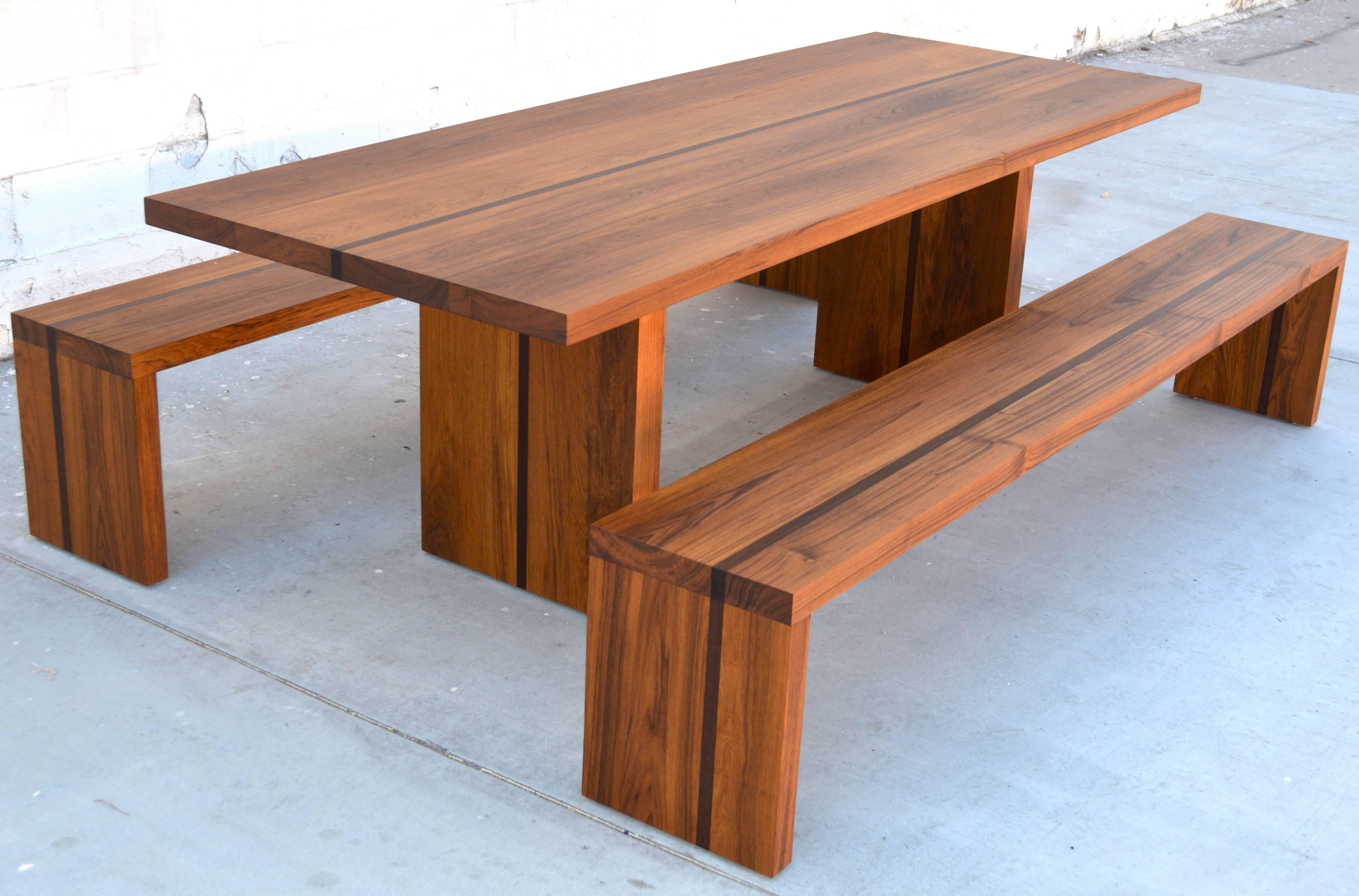 Cette table et ces bancs robustes, fabriqués en teck et en wengé, sont conçus pour résister à tous les climats. Les pieds sont renforcés par des plaques d'acier d'une épaisseur de 1/2 et sont dotés de pieds réglables. Bien que cet ensemble
