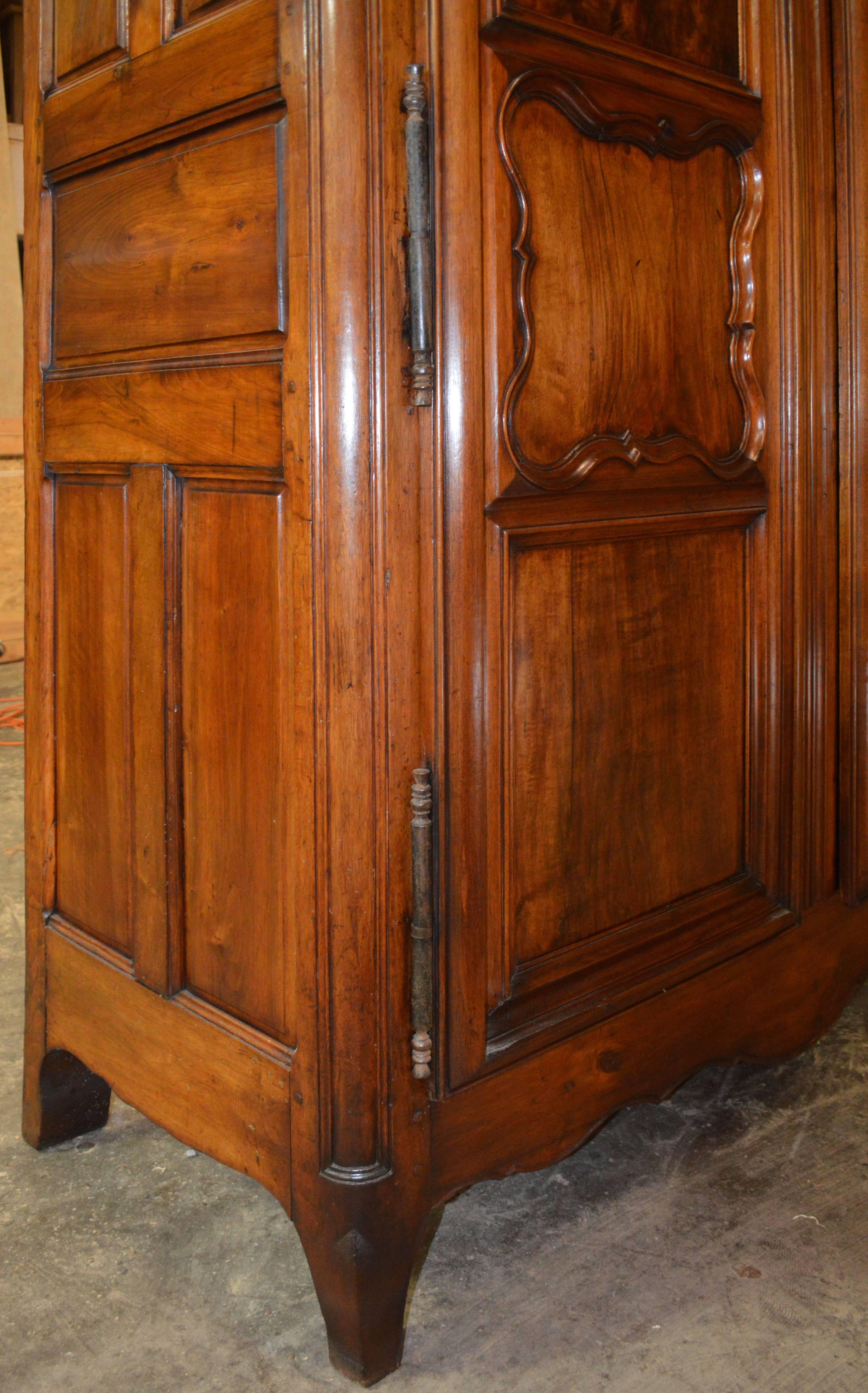 Large Louis XV Armoire in Walnut In Excellent Condition For Sale In Los Angeles, CA