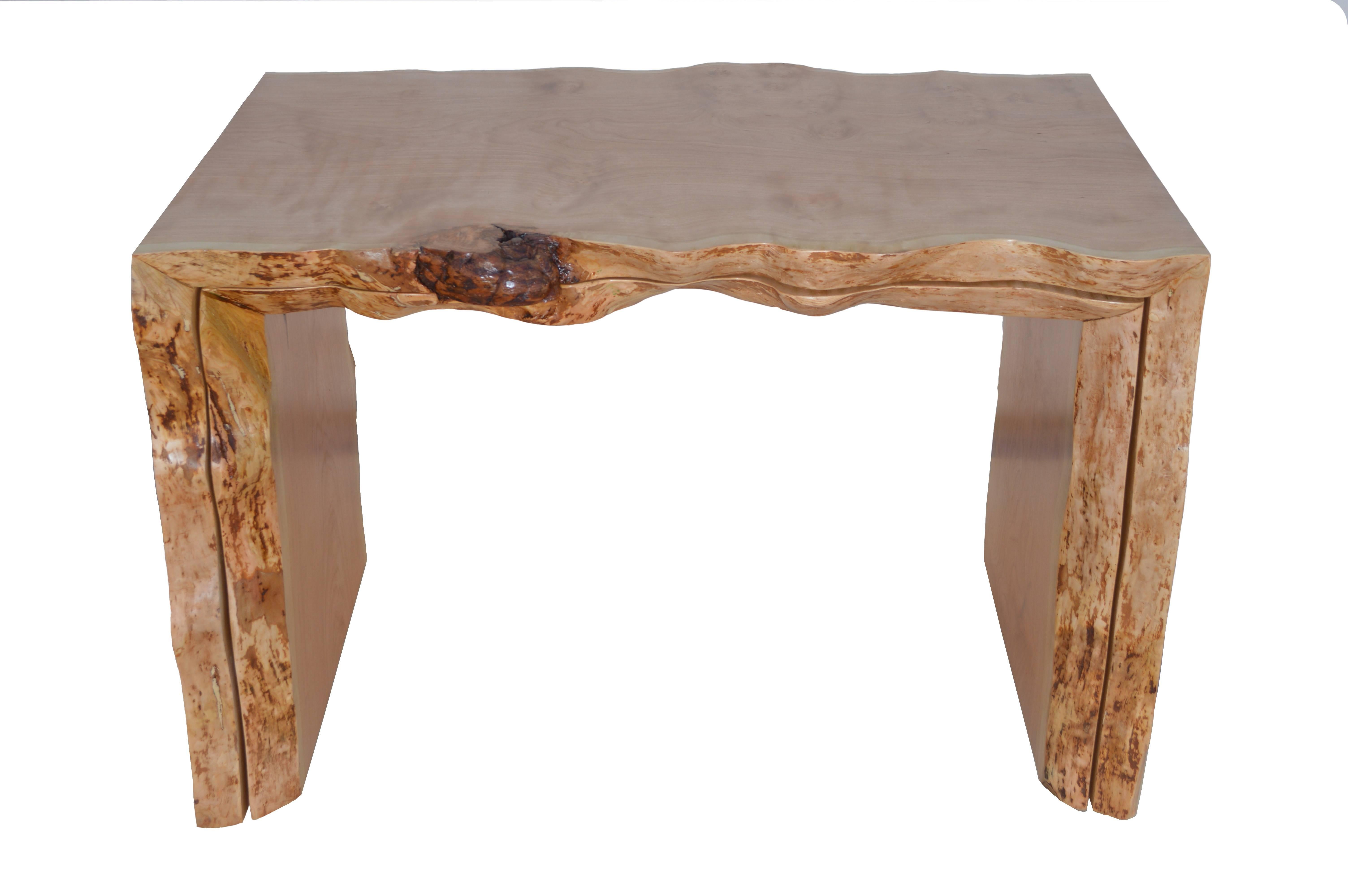 C'est un exemple du type de meubles sculpturaux que nous aimons construire. Cette table gigogne est créée à partir d'une seule pièce de bois de cerisier, avec tous ses défauts ! Nous avons conçu ce bureau pour qu'il puisse s'étendre lorsque cela est