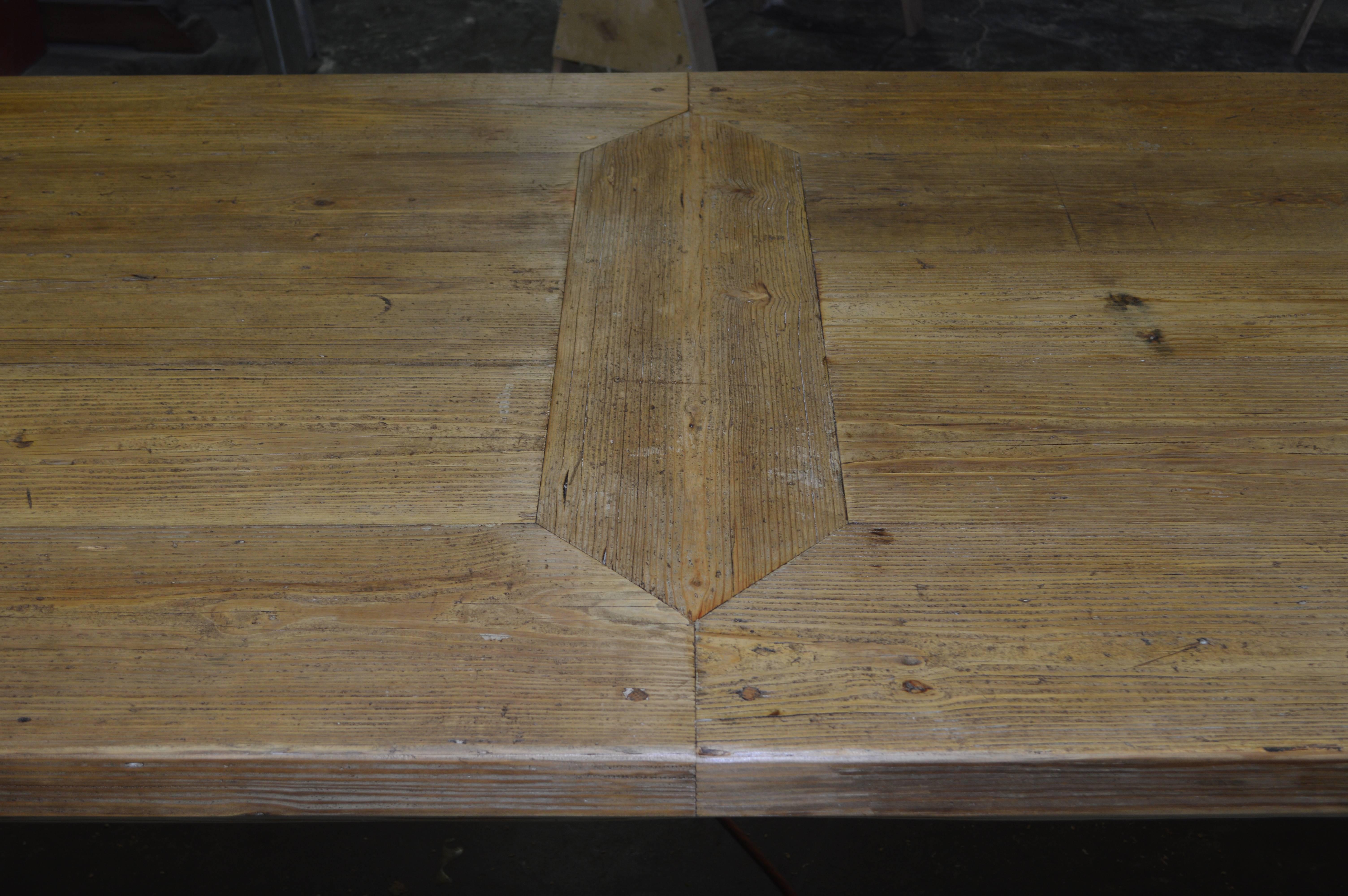 Table longue de ferme en cœur de pin récupéré, fabriquée sur mesure par Petersen Antiques Excellent état - En vente à Los Angeles, CA