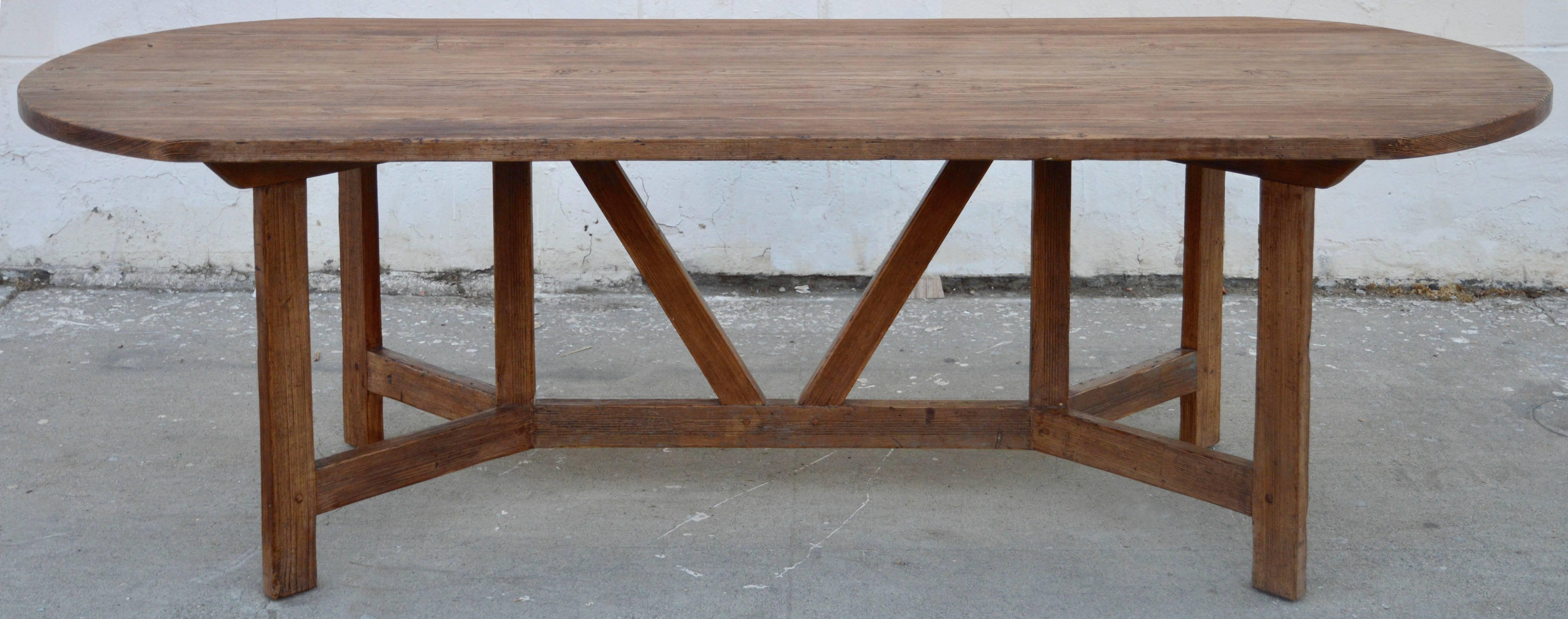 Cette table de ferme fabriquée à partir de pin récupéré est vue ici dans  96