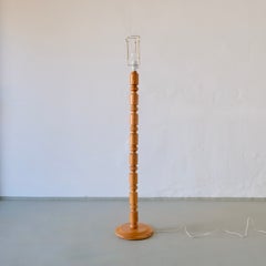 Skandinavische Stehlampe aus massivem, geschnitztem Kiefernholz, Schweden, 1960er Jahre