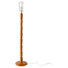 Skandinavische Stehlampe aus massivem, geschnitztem Kiefernholz, Schweden, 1960er Jahre
