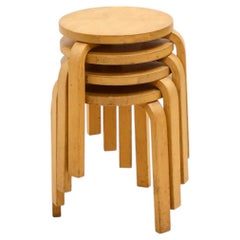 Juego de taburetes Modelo 60 de Alvar Aalto, contrachapado de abedul, estilo Mid-Century Modern, Finlandia
