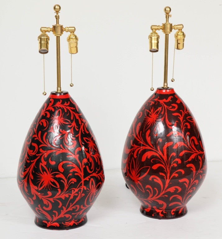 Tear-drop shaped ceramic bodies hand-painted in bright red with black leafy arabesques. Italian, by Alvino Bagni for Raymor 1960s, newly rewired for US usage with two-bulb clusters.
Bodies 27 inches tall.
