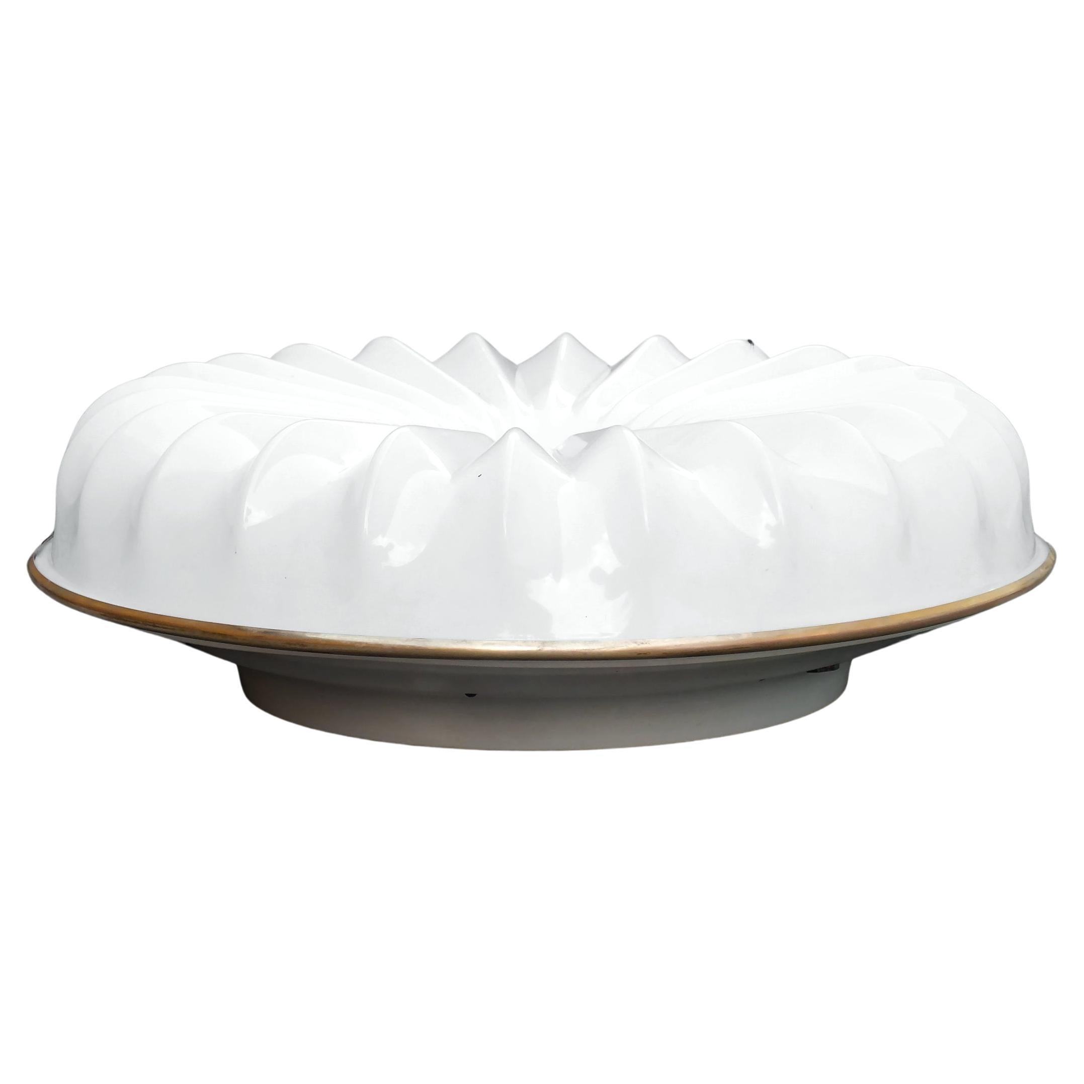 attribuita a Stilux Italia per la produzione degli anni '60 di una grande lampada da parete o da soffitto per i cinema.

Il paralume è in plastica bianca, la struttura posteriore in metallo laccato e il bordo di contorno tra plastica e metallo è in