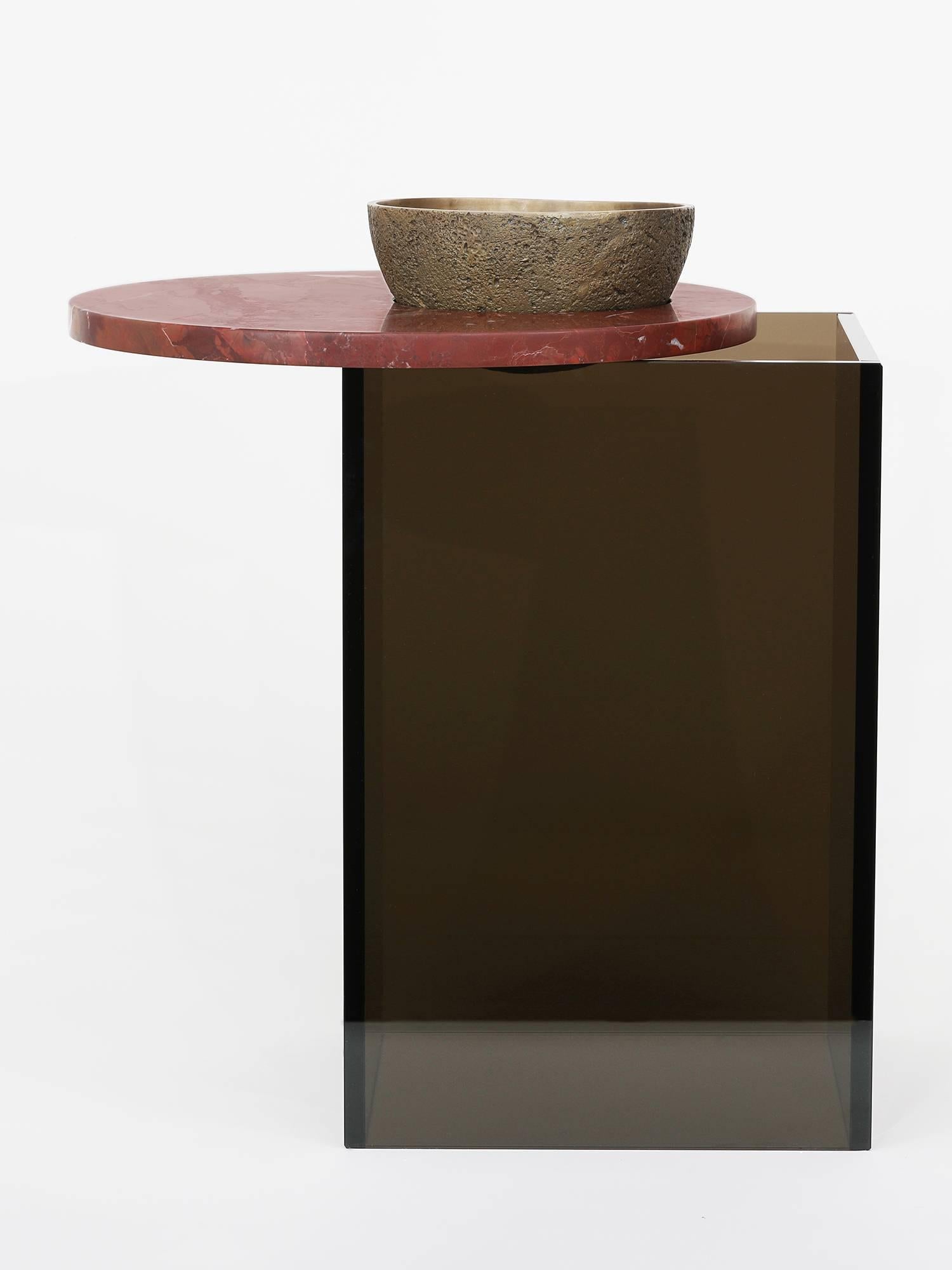 Eines von drei Gefäßen, die als MATERIAL-Maquetten für Brian Thoreens größere Werke entwickelt wurden. Bestehend aus einer Schale aus Bronzeguss, einer Platte aus rotem Marmor und einem Sockel aus Bronzeglas. Die Höhe eines kleinen Beistelltisches