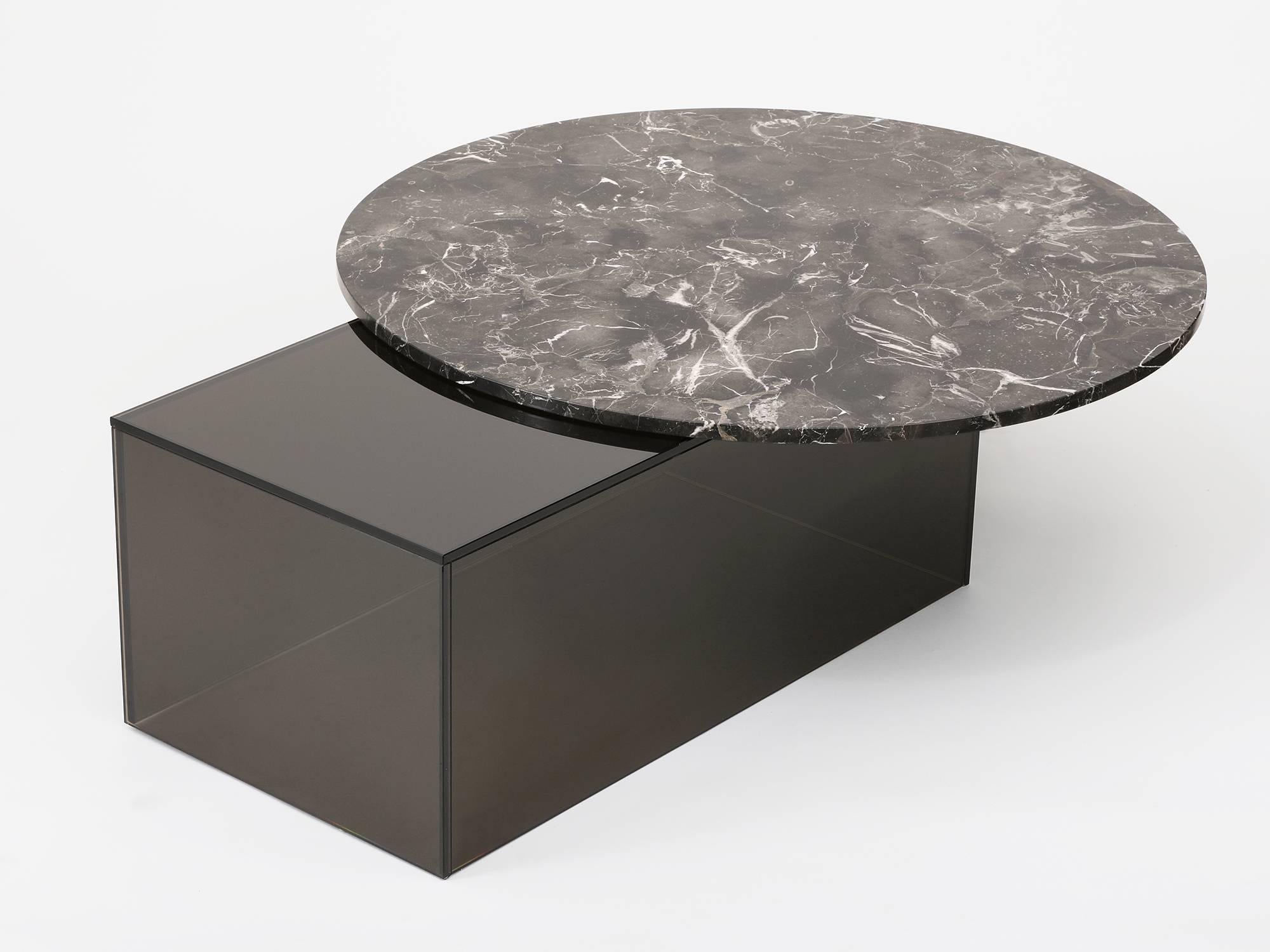 Table basse Shift du designer Brian Thoreen, basé à Los Angeles. Réalisé en marbre marron et verre bronze. Des combinaisons de matériaux personnalisées sont disponibles, notamment du verre gris et du marbre rouge et gris. Edition de 8 + II AP.