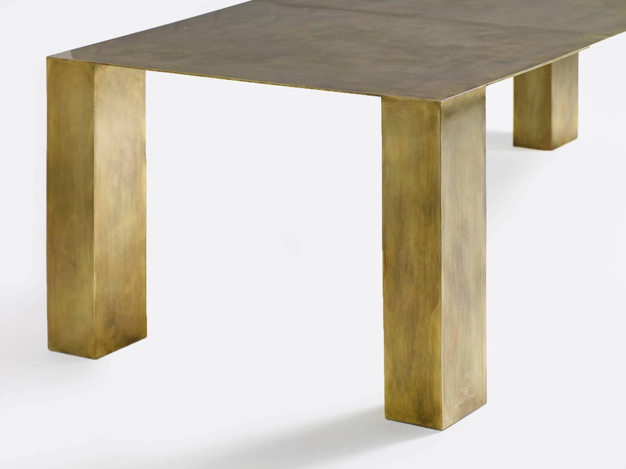 Une étonnante table à manger en laiton massif et en acier par le designer Brian Thoreen, basé à Los Angeles. Des tailles et des finitions personnalisées sont disponibles.