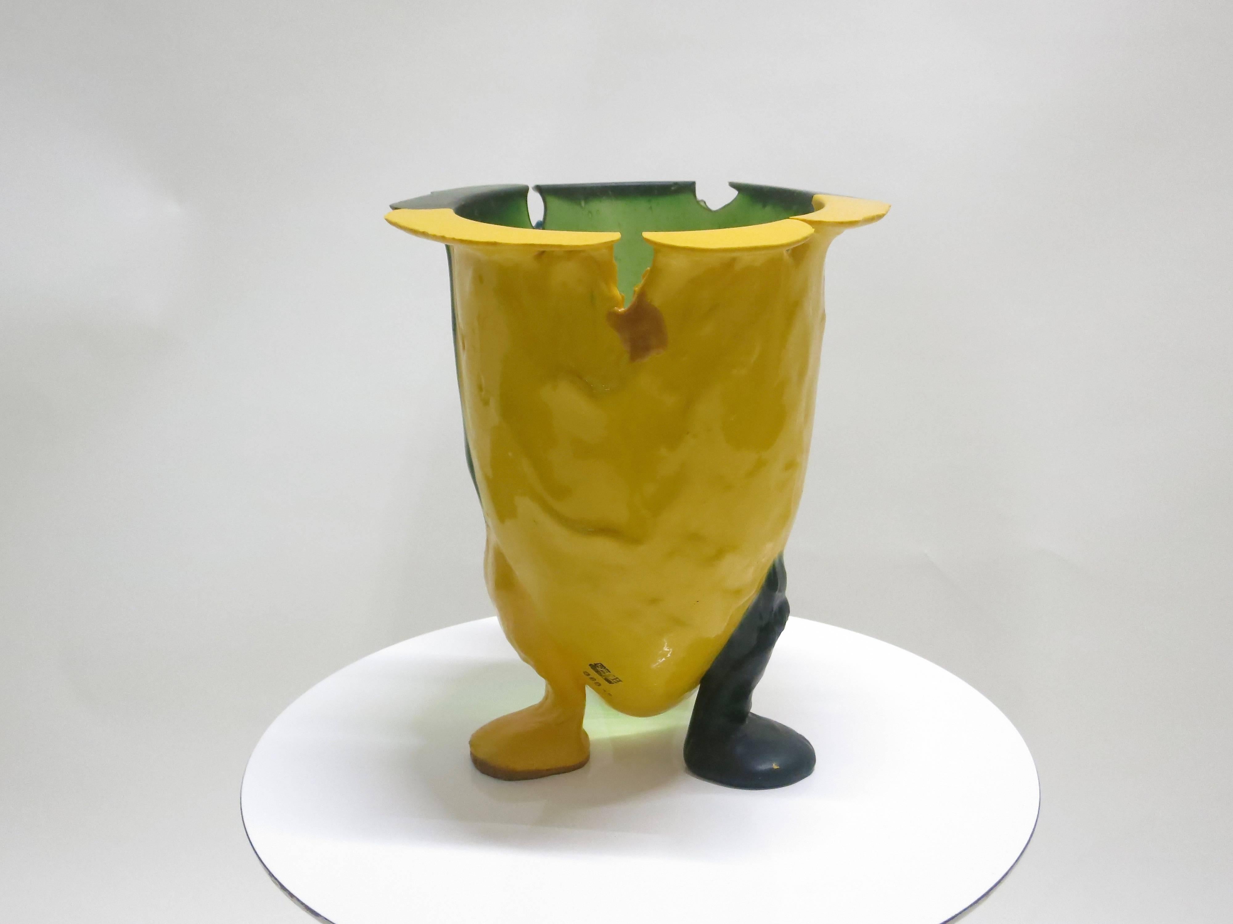 Résine molle jaune et verte brillante. Les couleurs se mélangent pour former un fabuleux exemple de  Vase Amazonia de Gaetano Pesce. Motif de poisson estampé. Acheté à l'artiste dans les années 1990. Propriétaire unique, toutes les informations sont