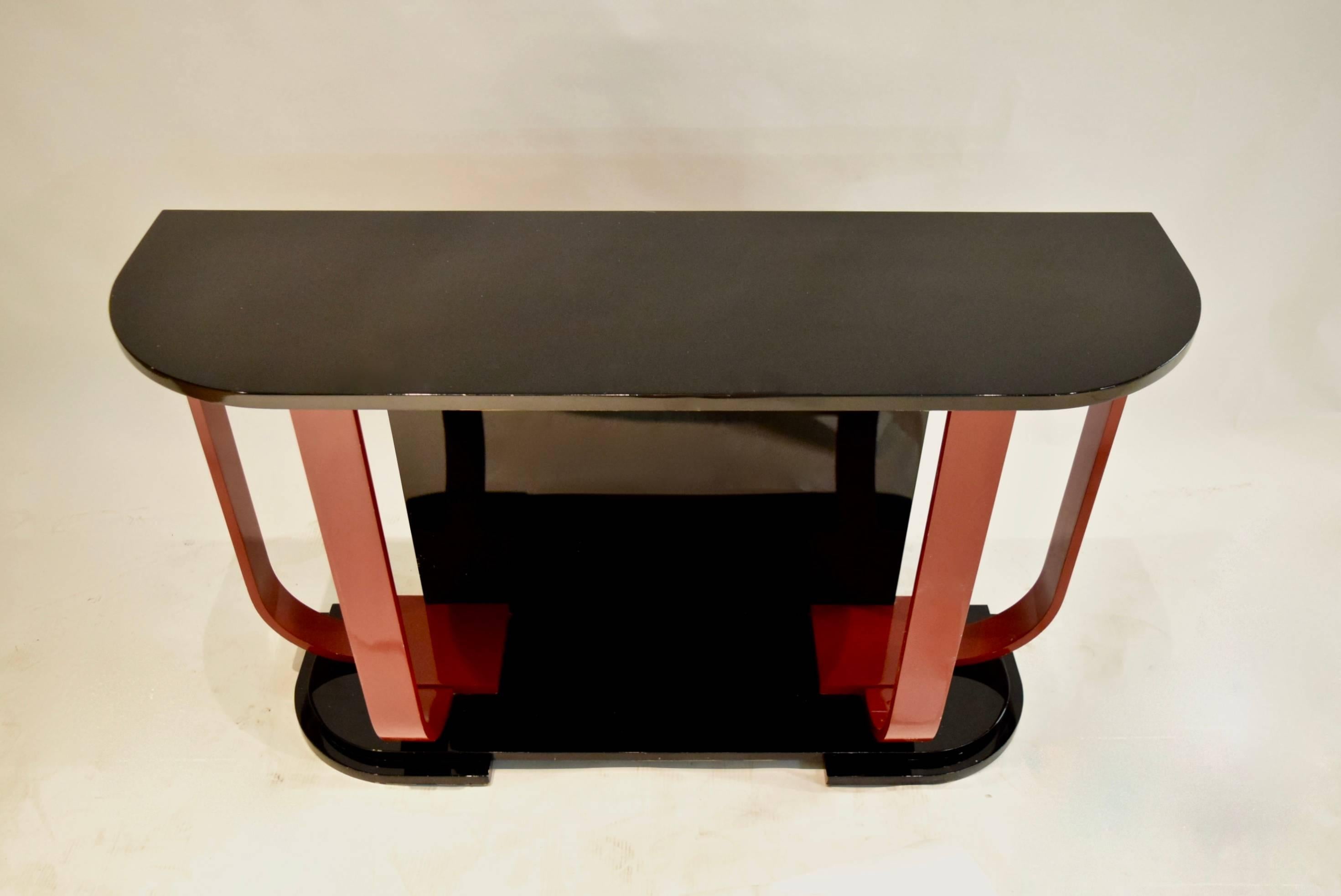 Mid-Century Modern Black and Red Lacquered Console by  Roche Bobois circa 1975 Made in France