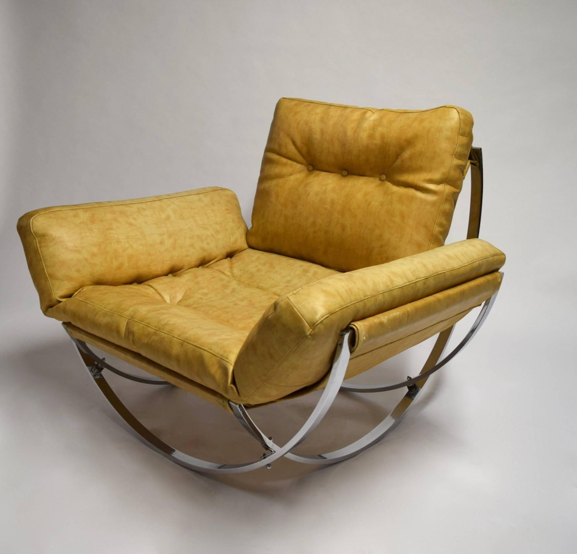 Very sturdy and comfortable Italian lounge chair with a polished chrome-plated steel frame with an upholstered seat and cushions. The curved design of the frame visually resembles a rocking chair function, however, the chair is stationary.
Measures: