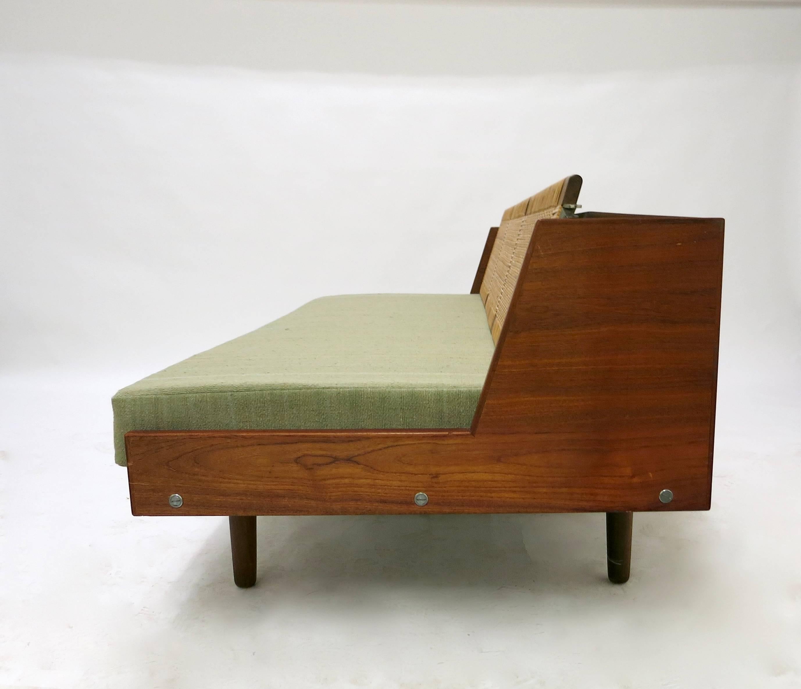 Daybed by Hans Wegner for GETAMA circa 1960 Made in Denmark In Excellent Condition In Jersey City, NJ