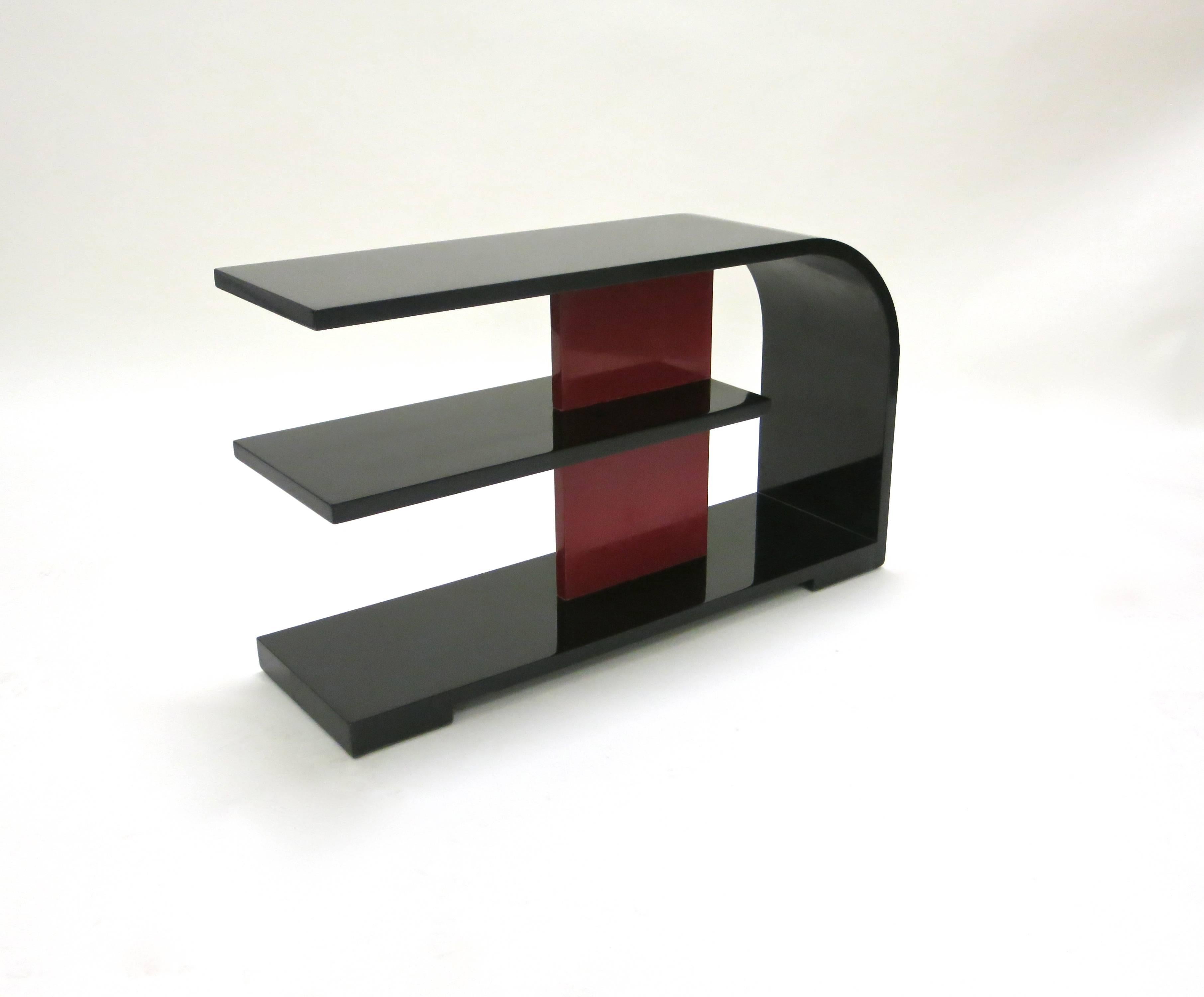 Mid-20th Century Pair of End Tables in the Style of Gilbert Rohde, circa 1935 Made in USA