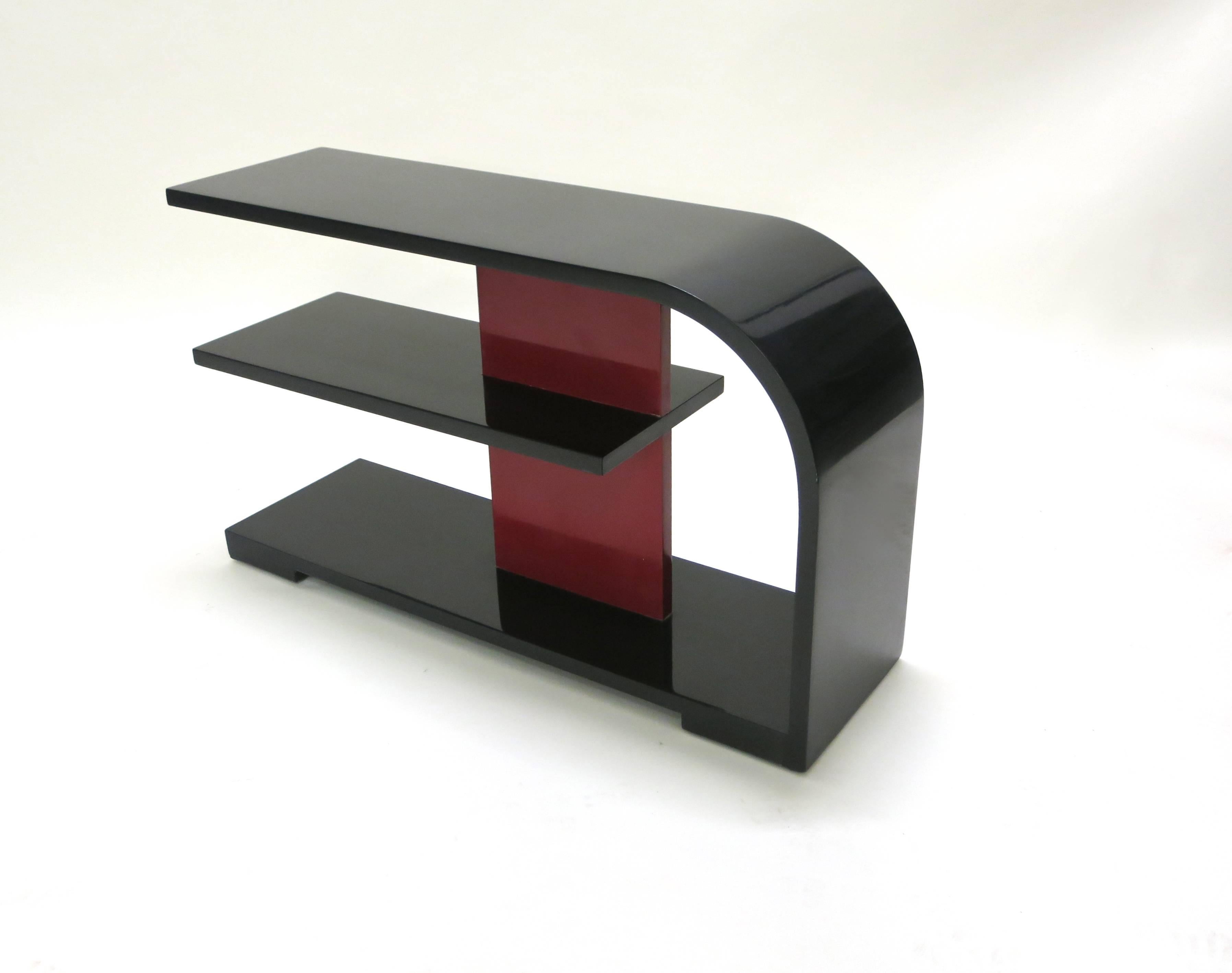 Pair of End Tables in the Style of Gilbert Rohde, circa 1935 Made in USA In Excellent Condition In Jersey City, NJ