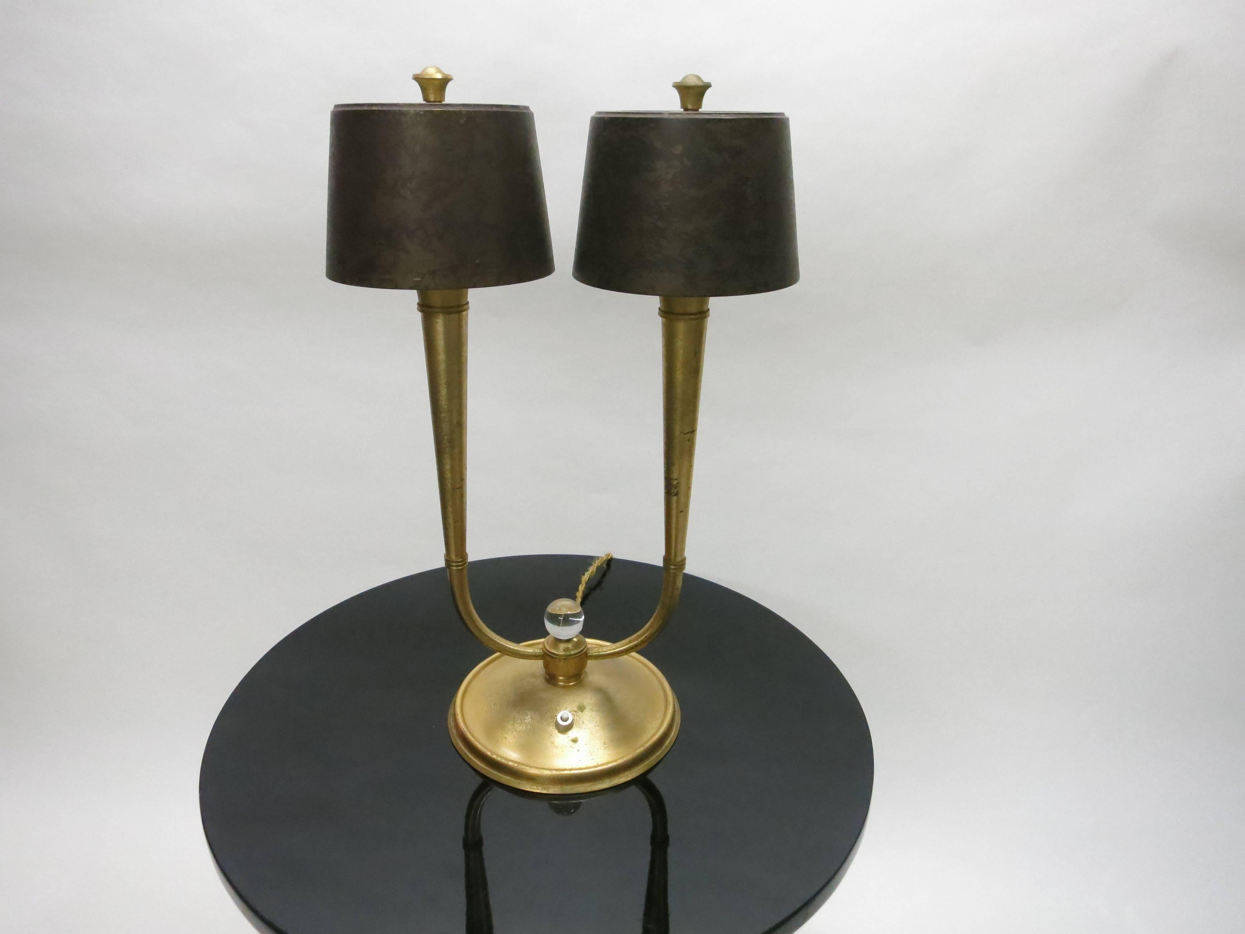 Paire de lampes de table françaises par Gênet et Michon. Chaque lampe a une base ronde avec deux bras cannelés, en bronze doré, séparés par une boule de cristal ronde. Chacun des quatre abat-jour, en bronze, a une patine plus foncée et un diffuseur