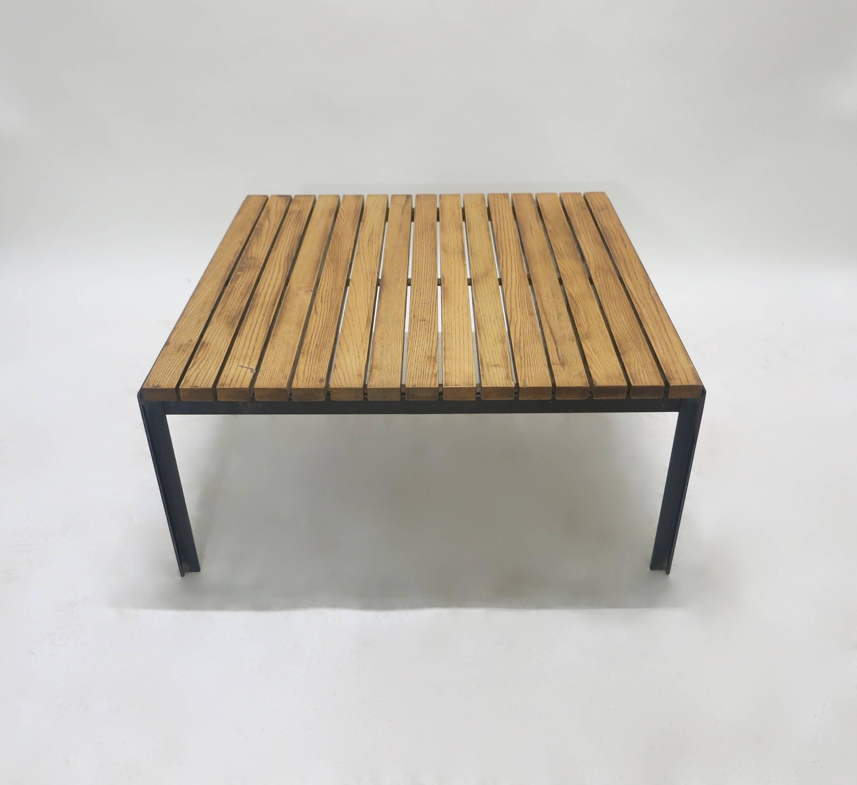 Florence Knoll's black enameled steel T-Bar table with a slatted oak top comprises 15 slats, all in very good original condition. The table is a great vintage example still with an early manufacturer's label underneath. 


 