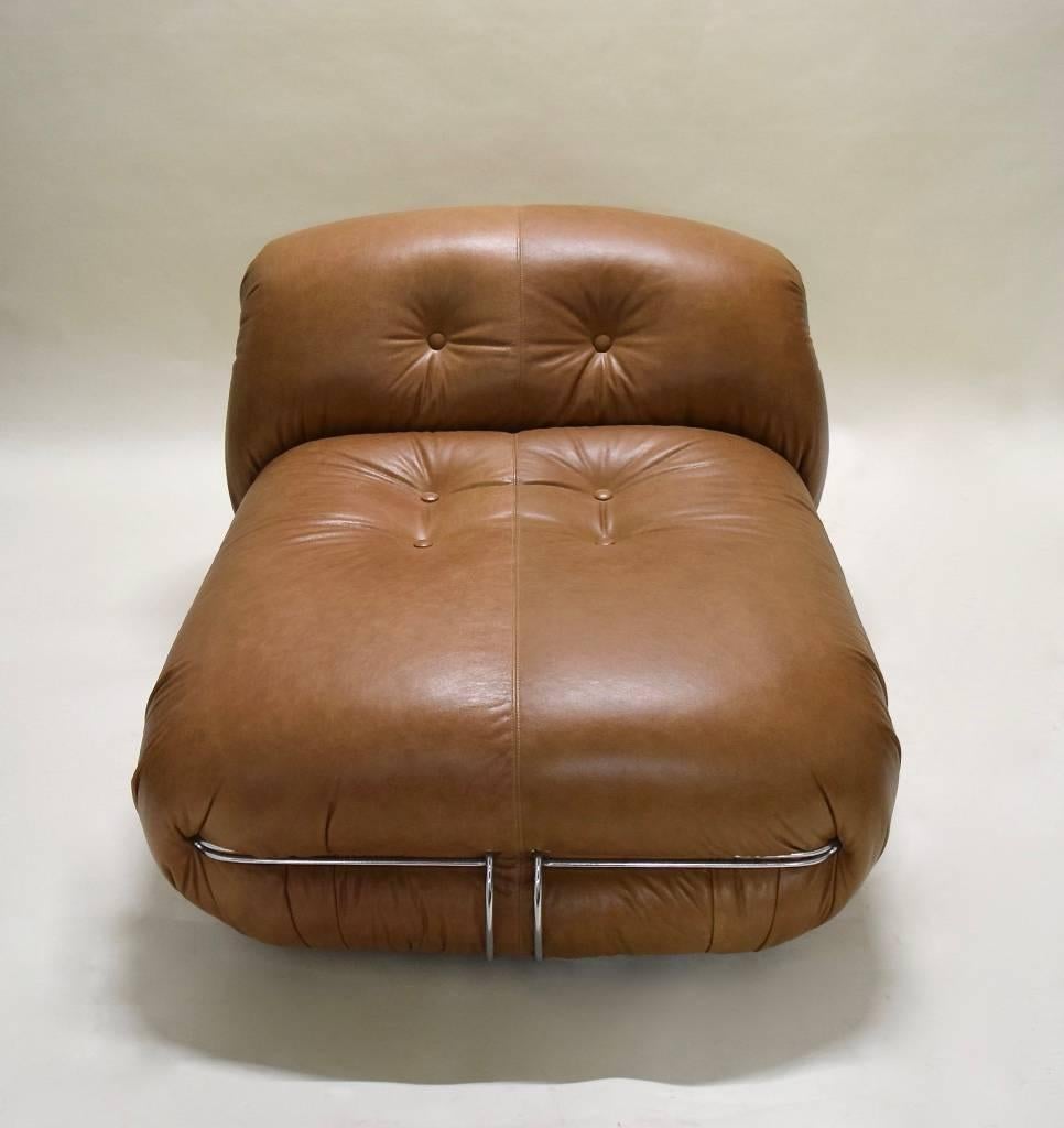Soriana lounge chair with ottoman in perfect condition, upholstered in caramel colored leather                           

