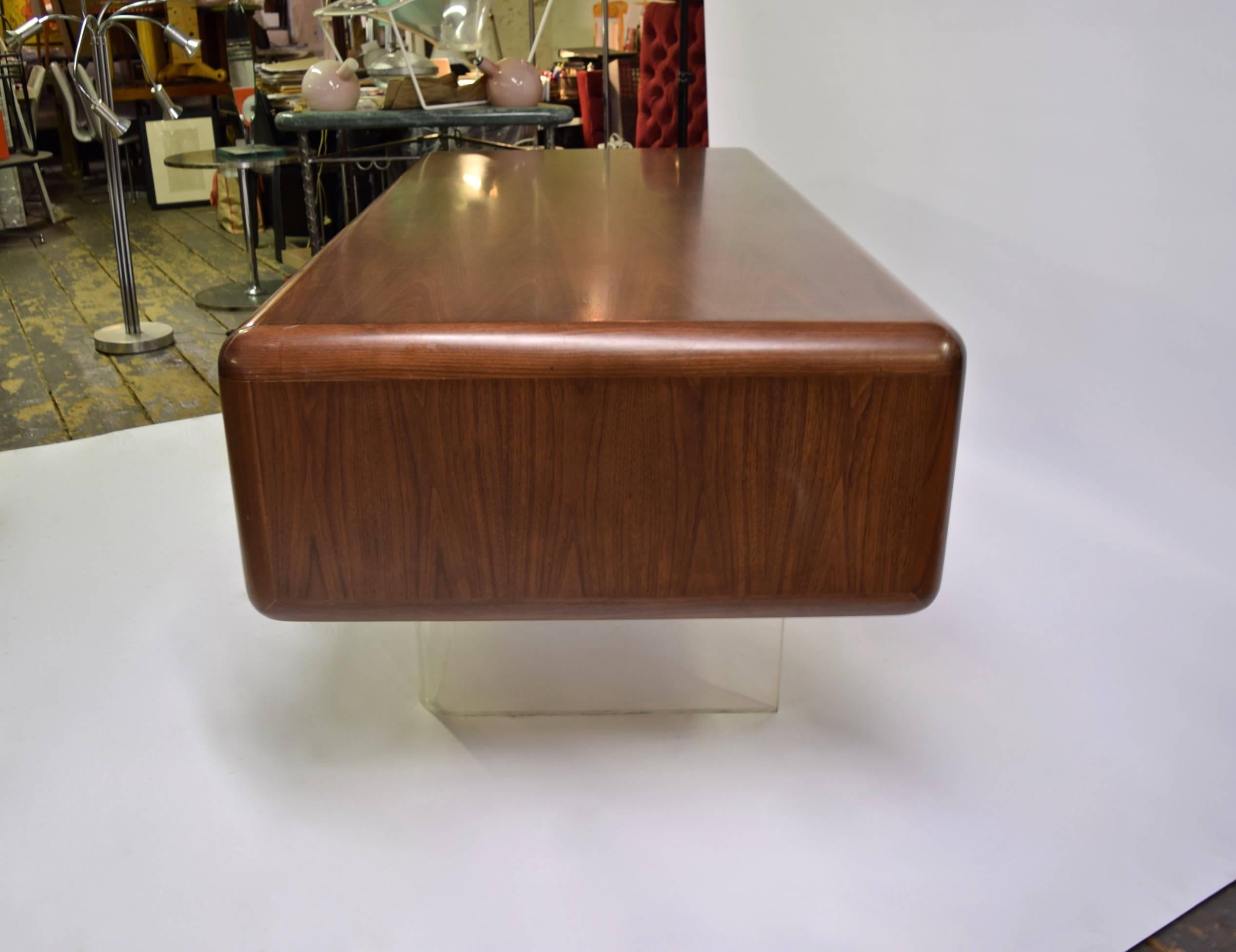 Solid Walnut Desk Designed by Vladimir Kagan, circa 1965, Made in USA In Excellent Condition In Jersey City, NJ