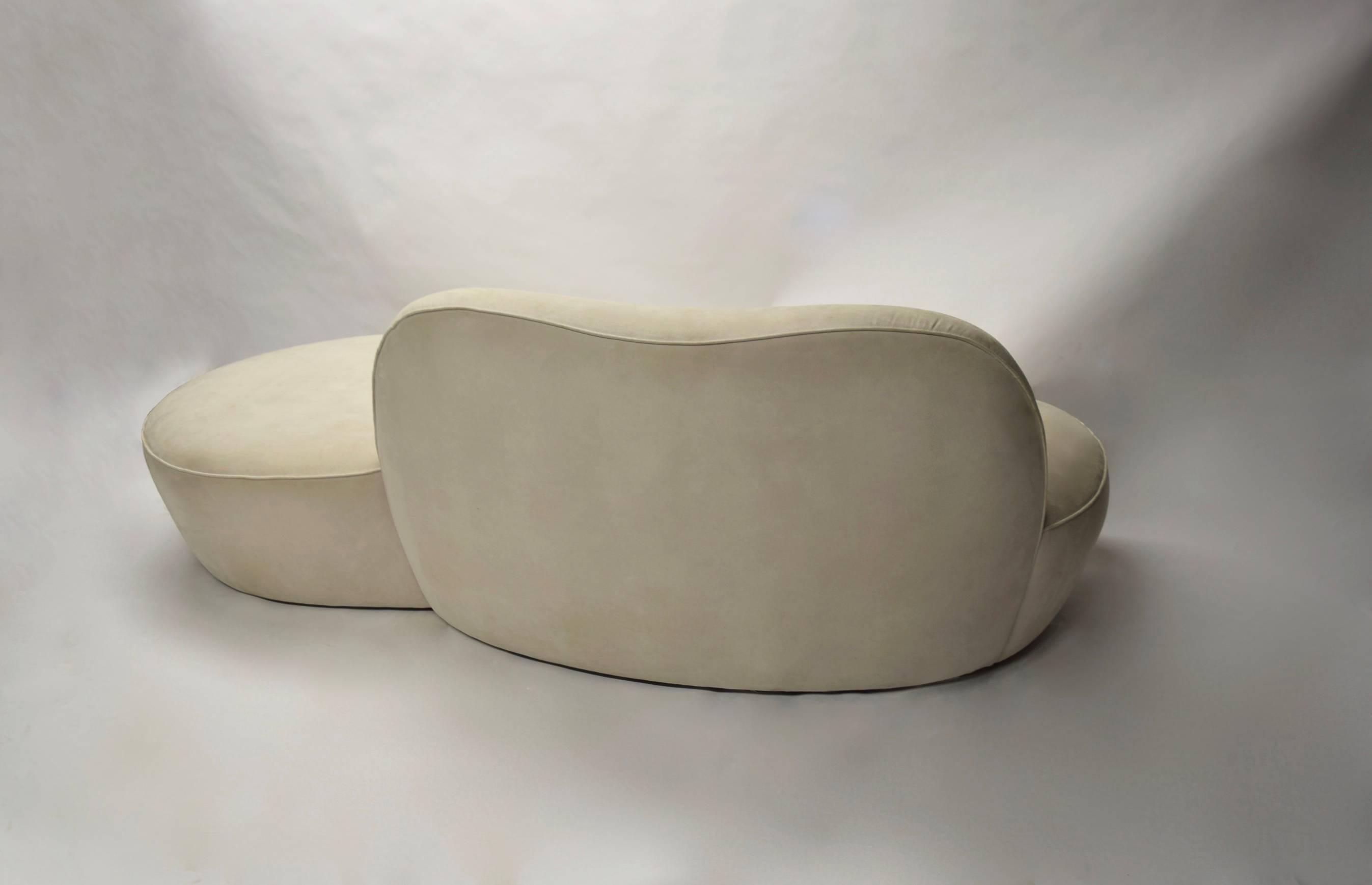 Serpentine Sofa  Designed by Vladimir Kagan, circa 1970, Made in USA In Excellent Condition In Jersey City, NJ