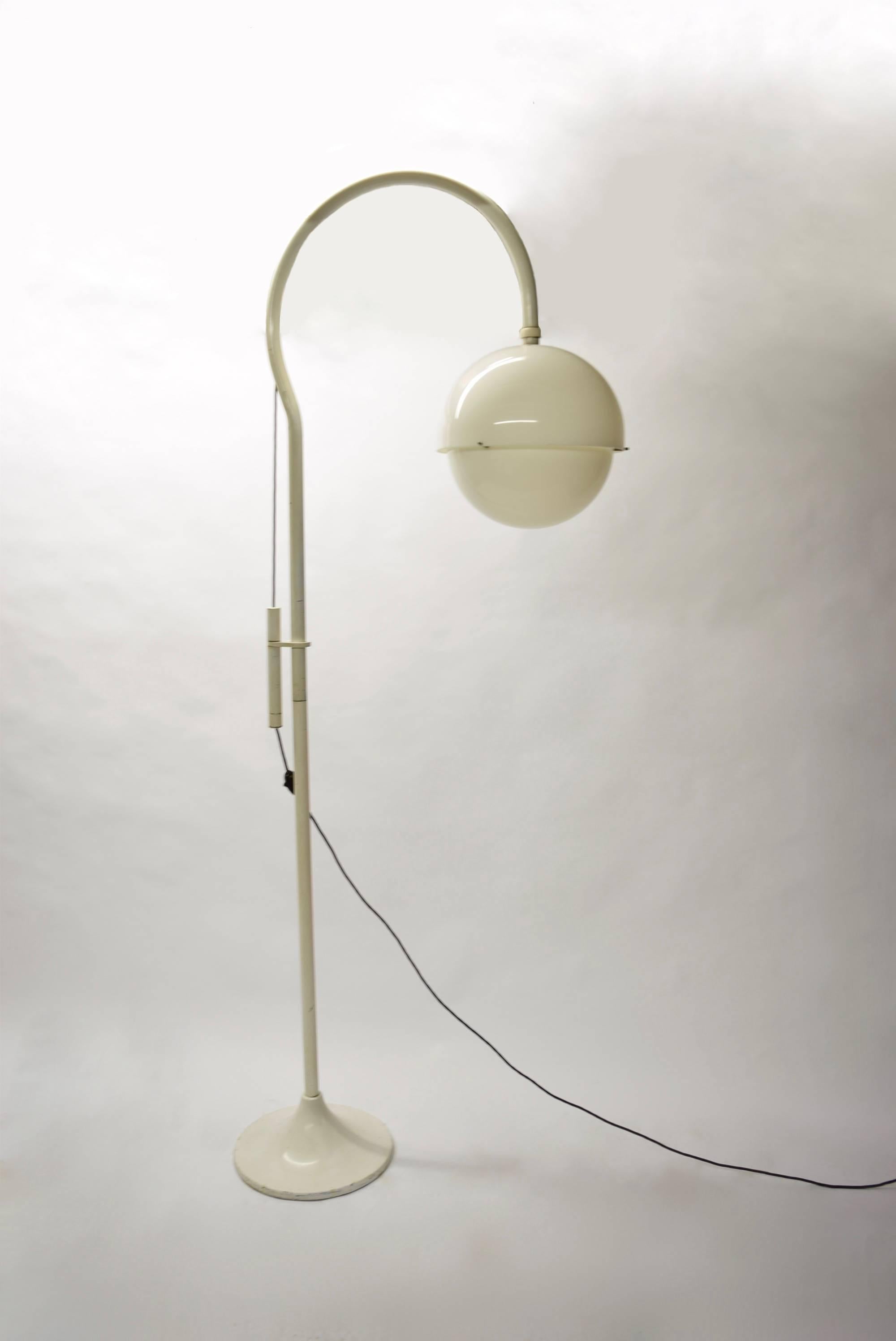 Stehlampe, entworfen von Luigi Bandini Buti für Kartell im Jahr 1967, hergestellt in Italien im Zustand „Gut“ im Angebot in Jersey City, NJ
