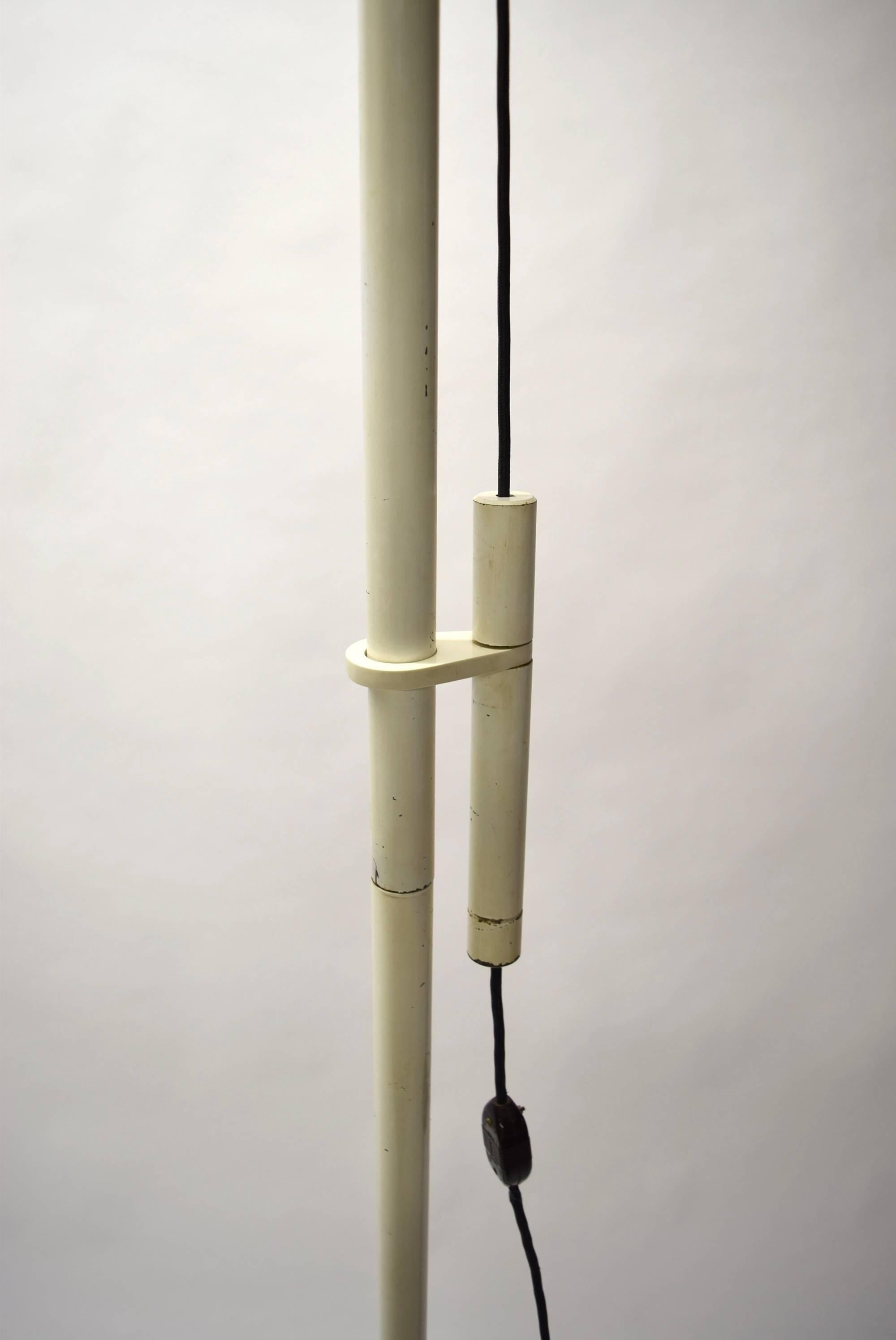 Stehlampe, entworfen von Luigi Bandini Buti für Kartell im Jahr 1967, hergestellt in Italien (Mitte des 20. Jahrhunderts) im Angebot