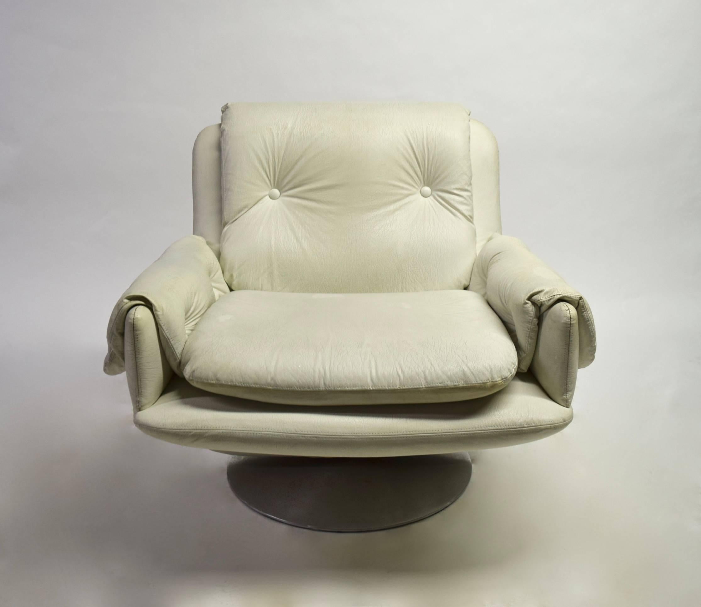 Italian design, very sturdy and comfortable swivel lounge chair in original condition with a round steel base and thick, off-white leatherette upholstery. Arm height is 55 cm (approximately 21.5