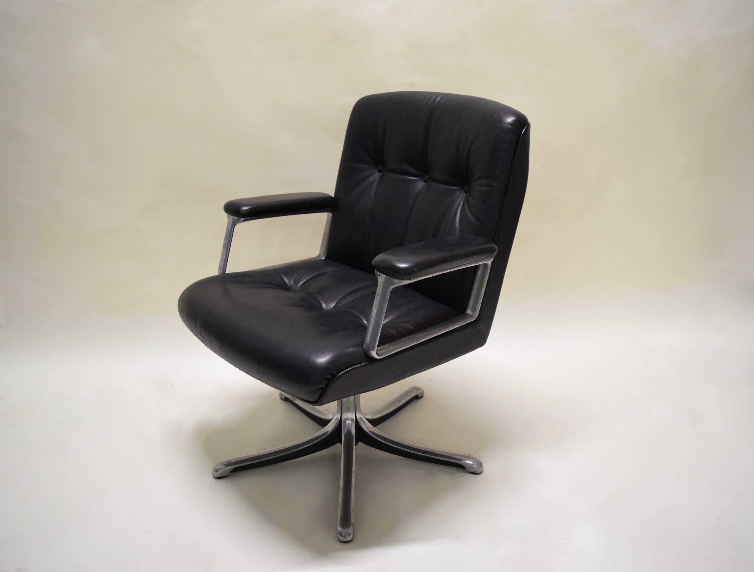 Sturdy desk or office chair in tufted black leather with arms and legs of aluminum, designed by Osvaldo Bersani for Tecno.
Measures: Arm height: 60 cm or about 23 5/8