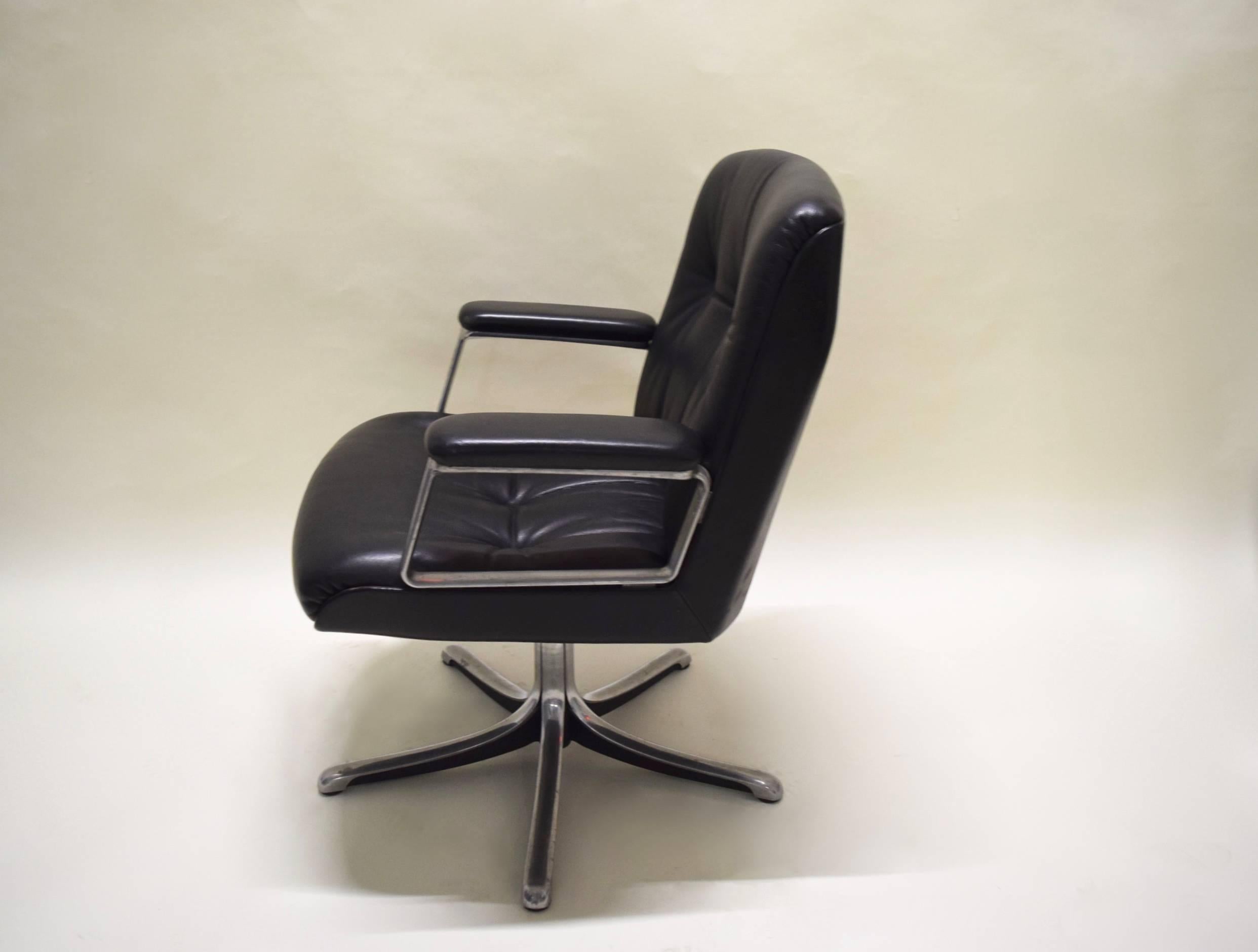 Swivel Desk Chair by Osvaldo Borsani for Tecno, Italy, circa 1960 In Excellent Condition In Jersey City, NJ