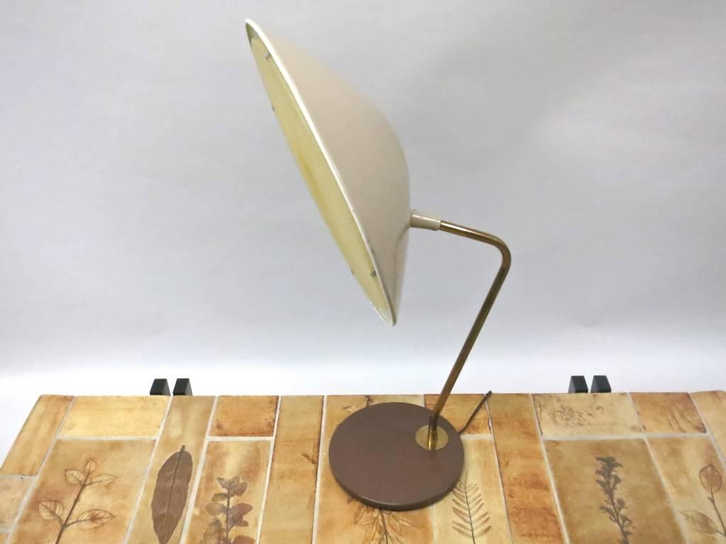 Articulating desk or table lamp designed by Gerald Thurston for Lightolier, with a beige enameled shade with a plastic diffuser, a brass stem and brass hardware, and a brown enameled base.