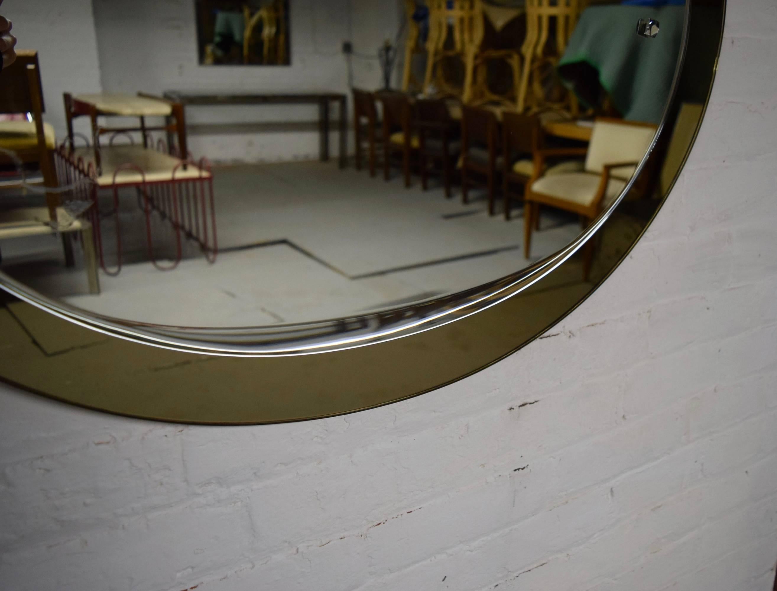 Miroir ovale biseauté avec bordure en miroir fumé, Italie, vers 1970 en vente 3