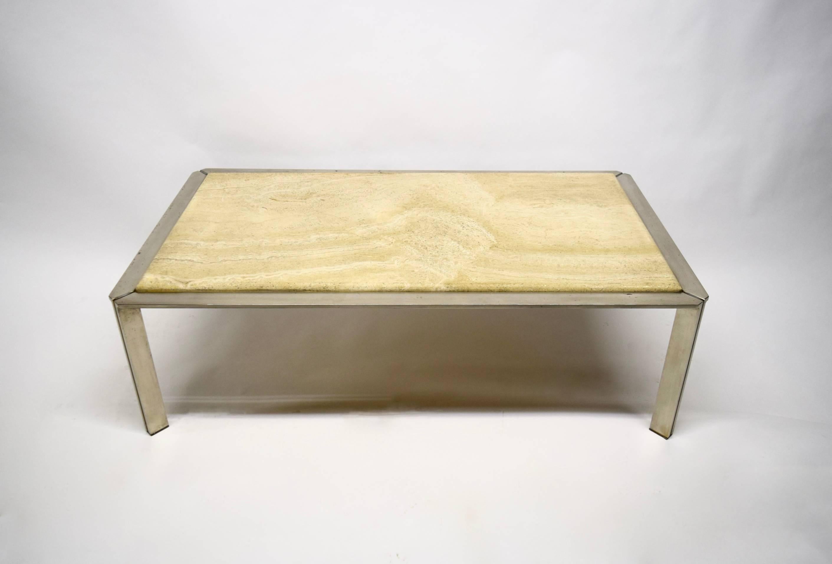 Mid-Century Modern Table basse en acier avec plateau en travertin circa 1970, fabriquée en France en vente