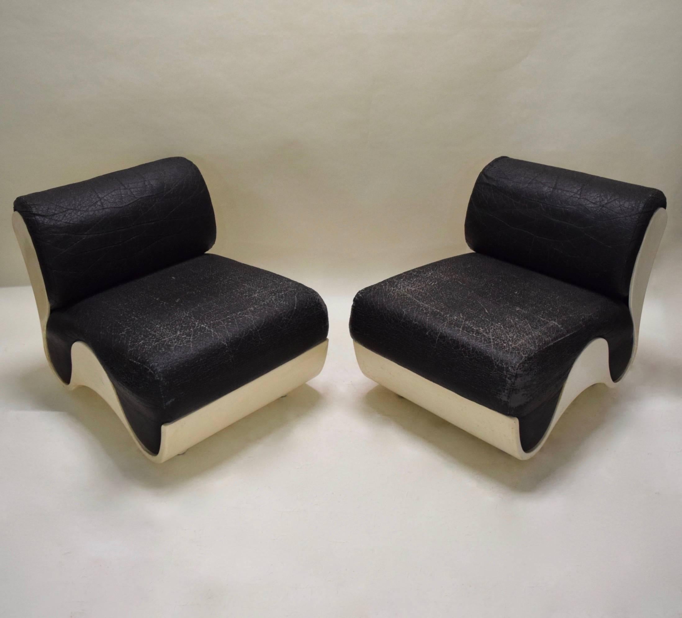 Mid-Century Modern Pair of Fiberglass Lounge Chairs, circa 1965