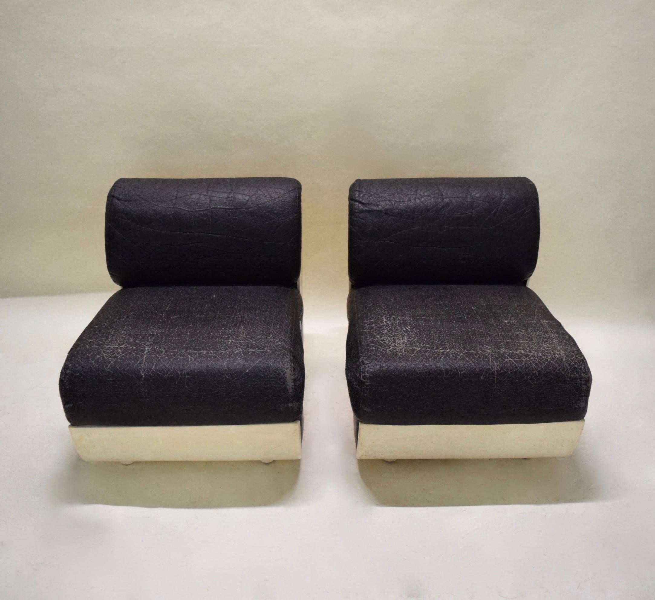 Pair of Fiberglass Lounge Chairs, circa 1965 In Good Condition In Jersey City, NJ