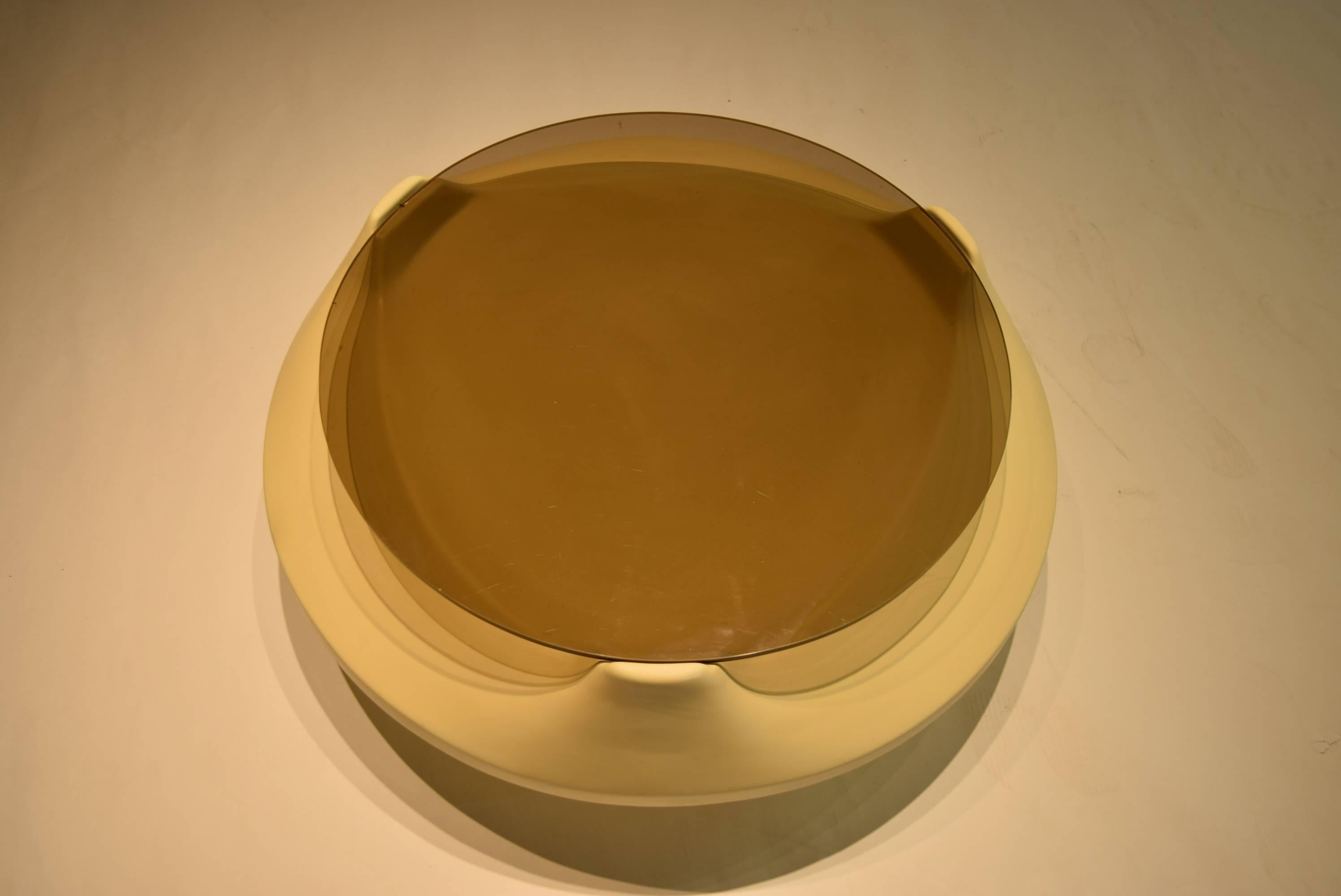 Fine XX secolo Tavolino da caffè in plastica stampata e vetro fumé, Italia, anni '70 in vendita