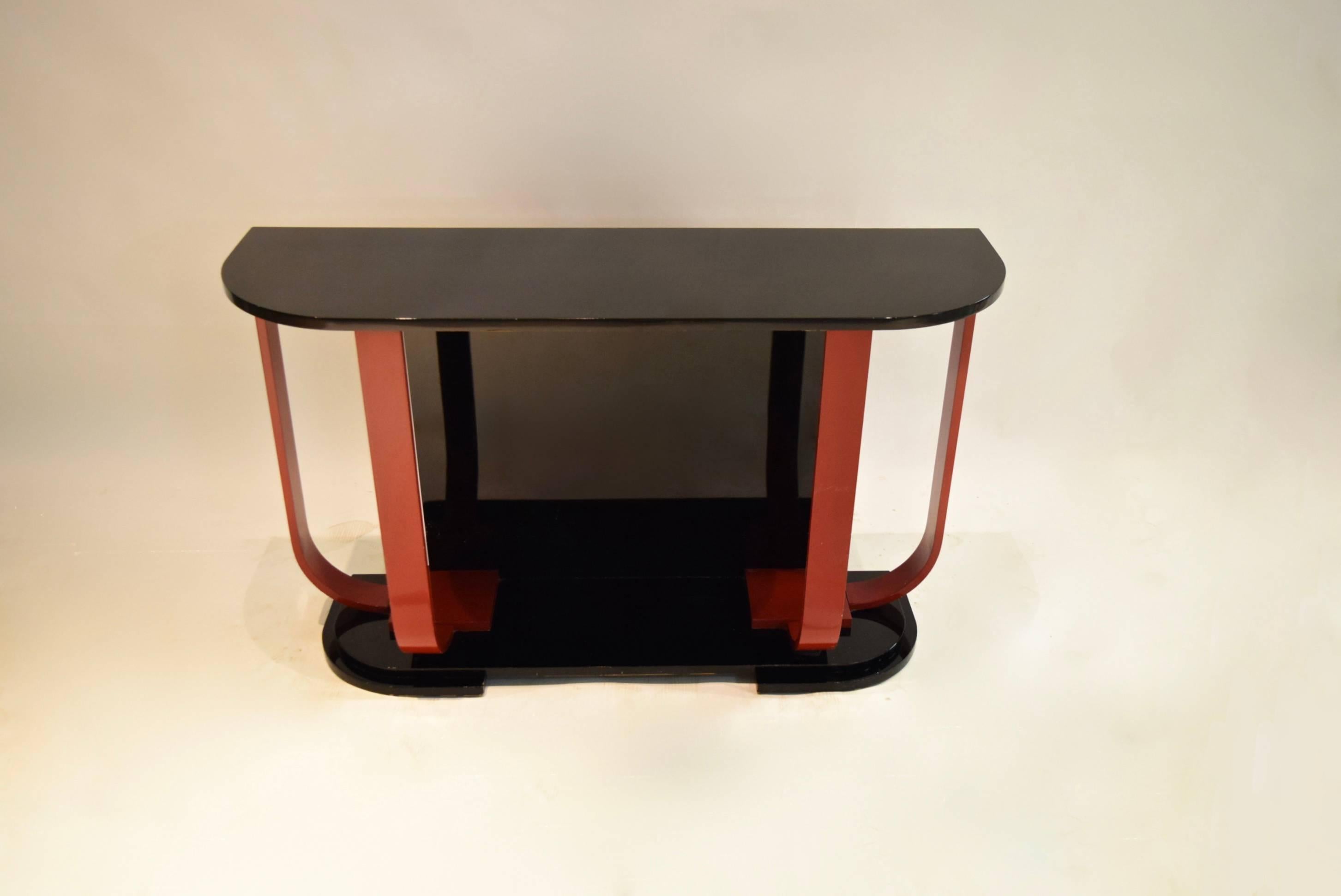 Standing console in black and red lacquered wood with two curved, posts on each side, and a tiered base.