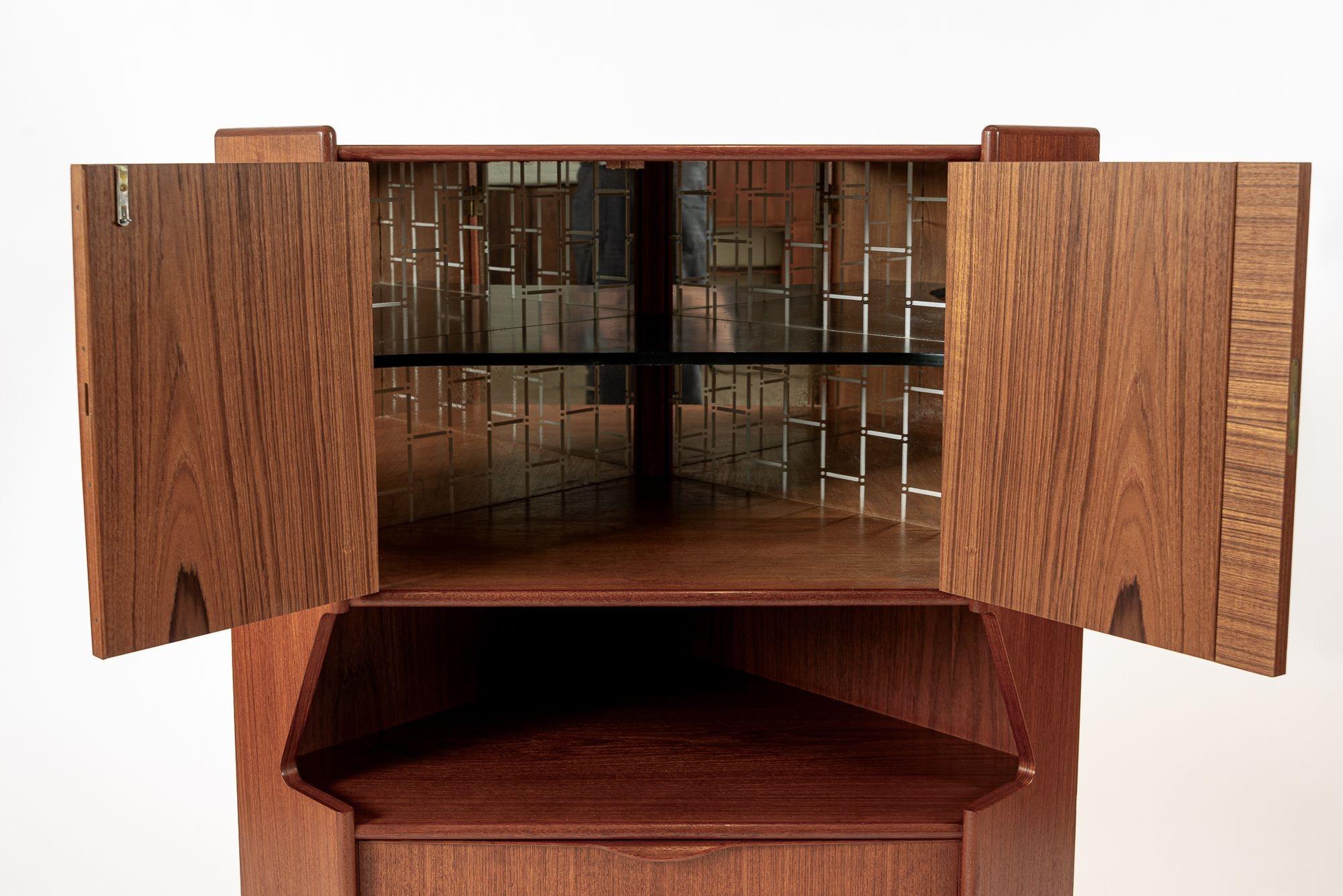 Mid-Century moderno Mobile da bar angolare in legno di teak danese del metà del secolo scorso 1960 in vendita
