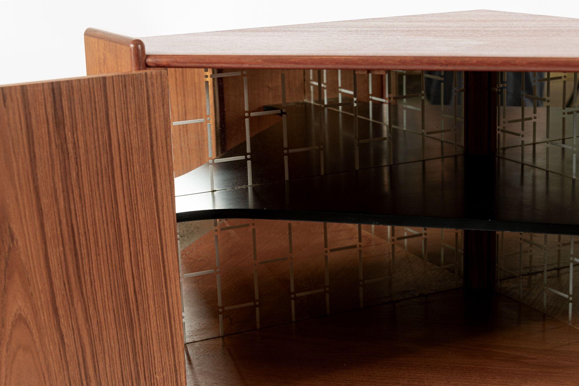 Danese Mobile da bar angolare in legno di teak danese del metà del secolo scorso 1960 in vendita