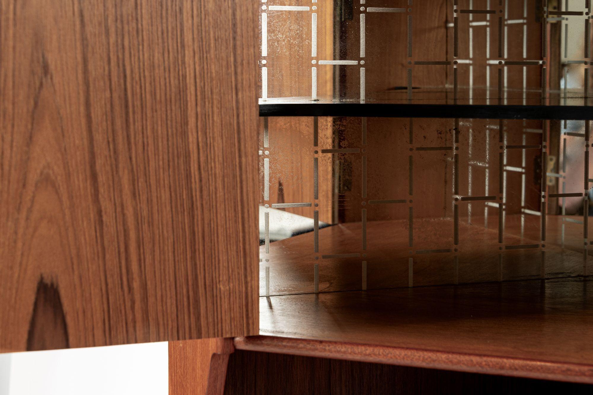 Mobile da bar angolare in legno di teak danese del metà del secolo scorso 1960 In condizioni buone in vendita a Detroit, MI