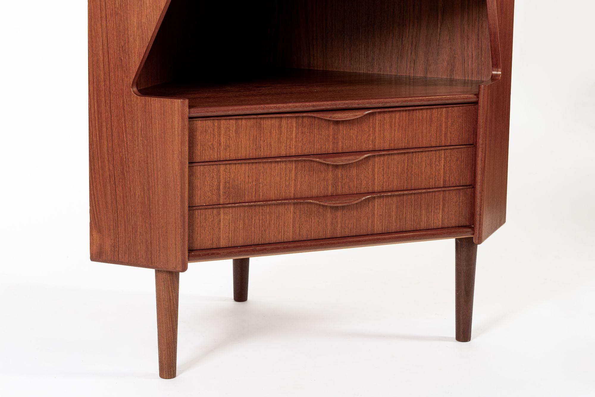 Ottone Mobile da bar angolare in legno di teak danese del metà del secolo scorso 1960 in vendita