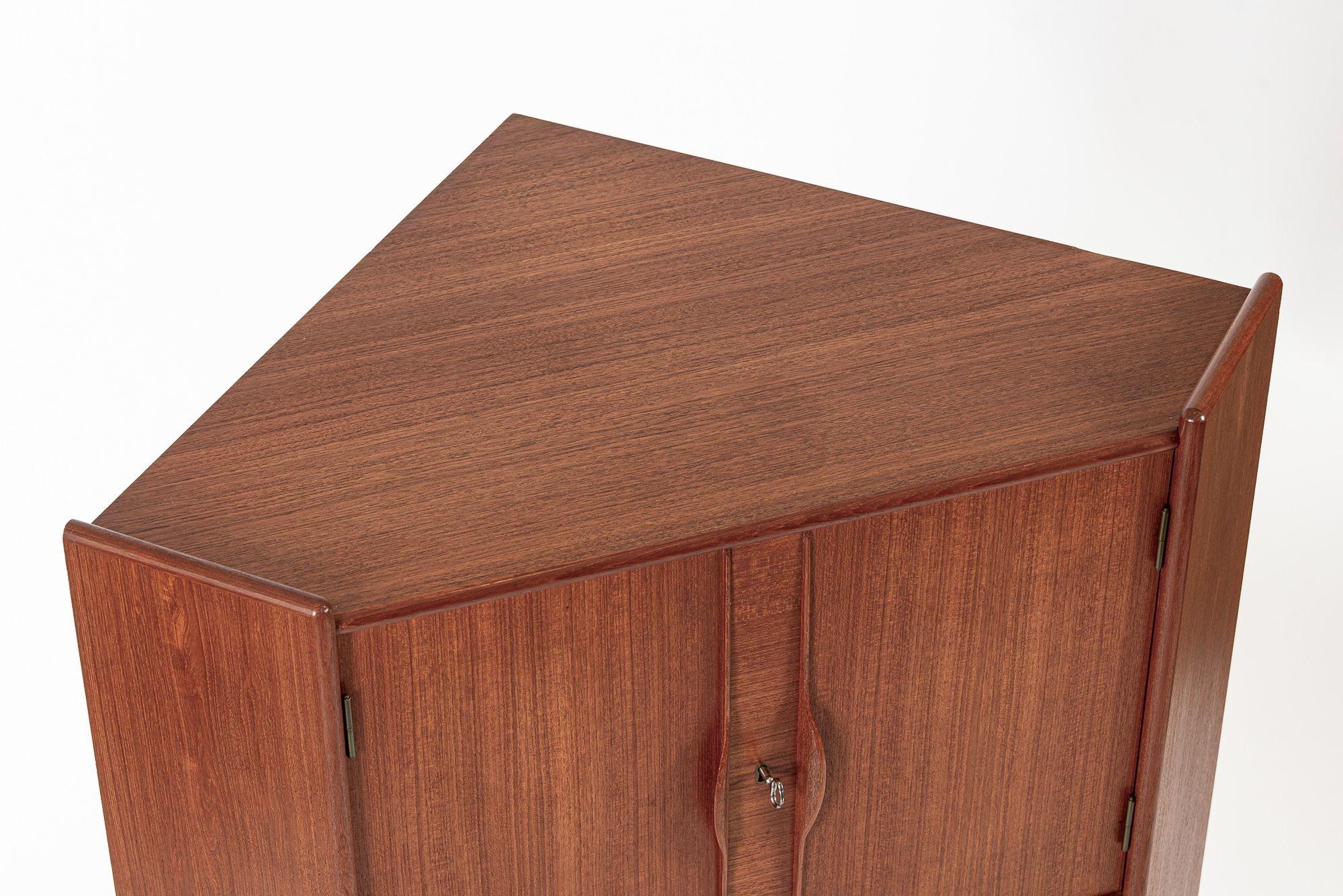 Metà XX secolo Mobile da bar angolare in legno di teak danese del metà del secolo scorso 1960 in vendita