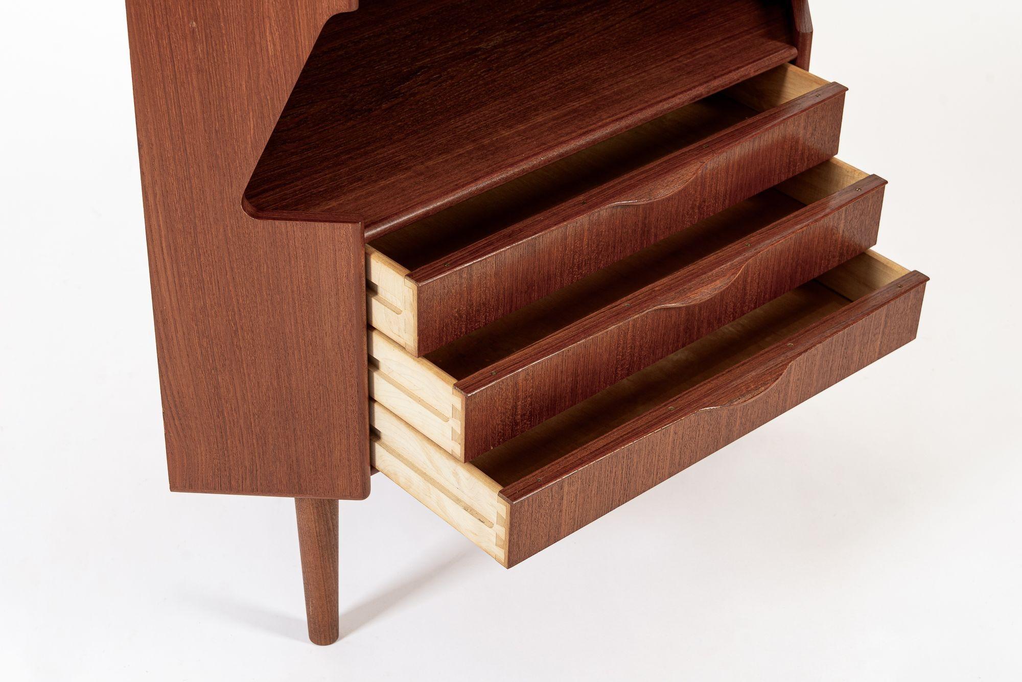 Mobile da bar angolare in legno di teak danese del metà del secolo scorso 1960 in vendita 1