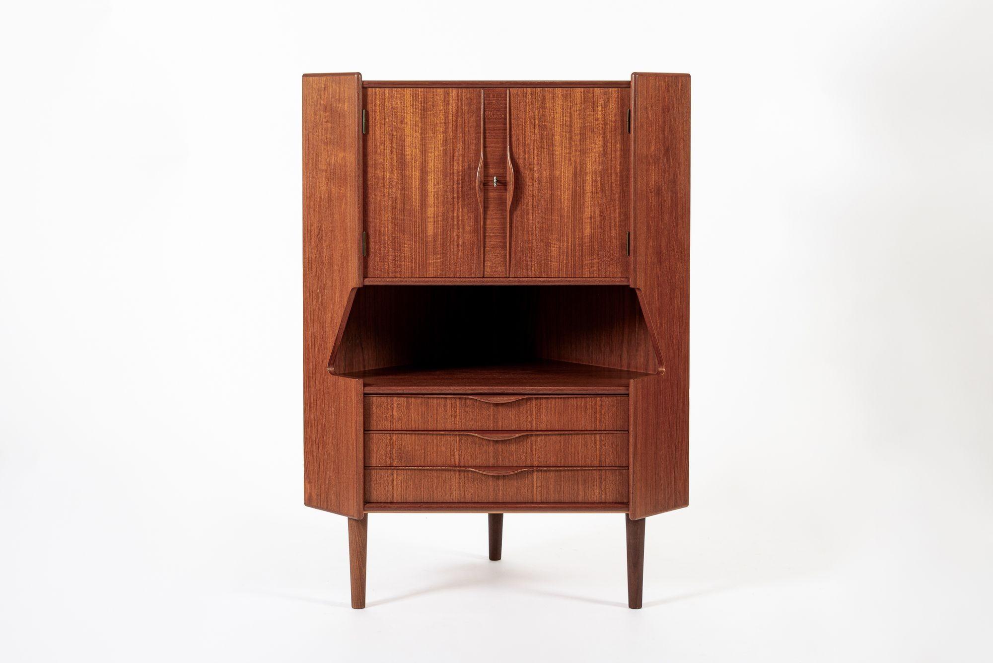 Mobile da bar angolare in legno di teak danese del metà del secolo scorso 1960 in vendita 4