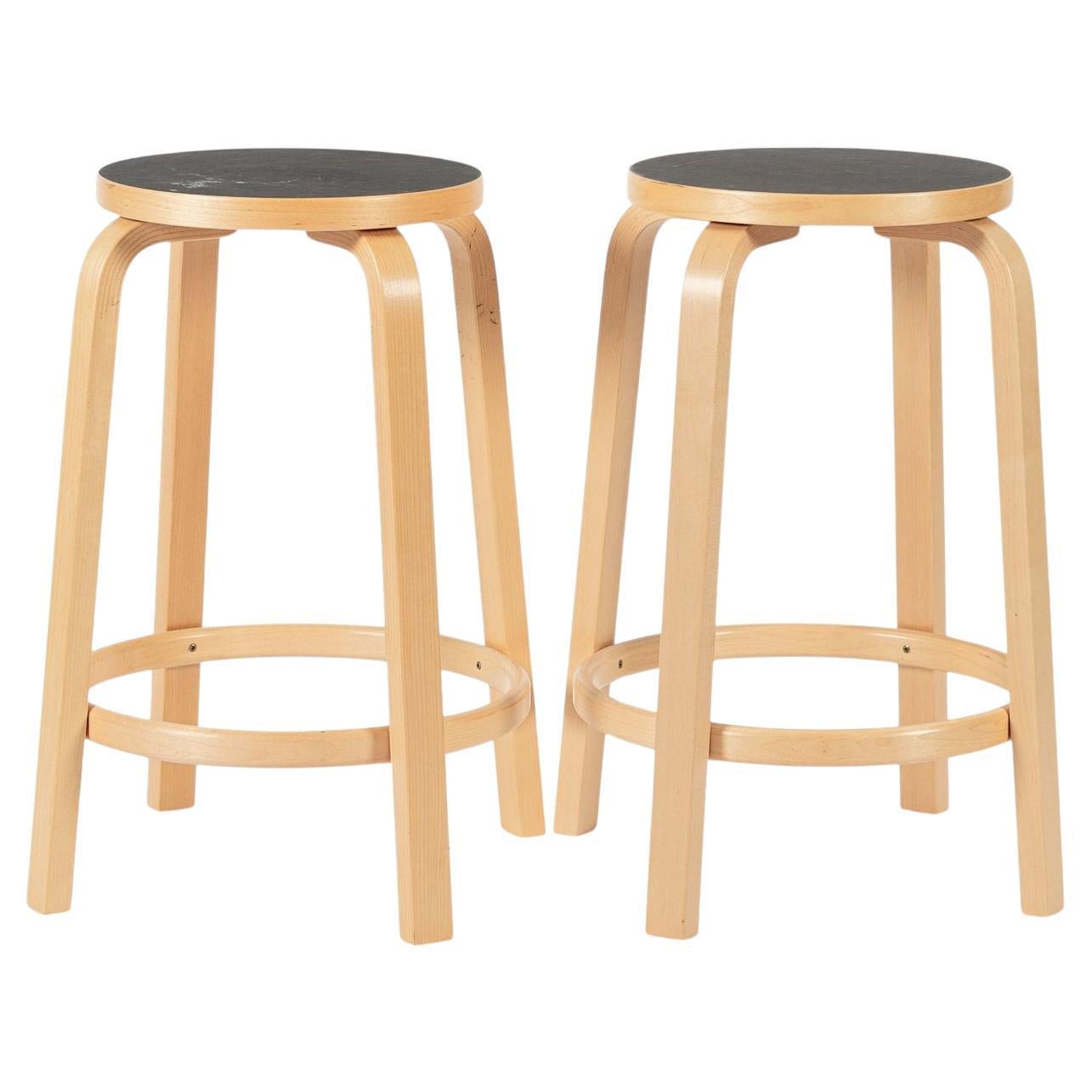 Finnische Hocker aus Birke und Schwarz aus der Mitte des Jahrhunderts 64 von Alvar Aalto für Artek, 2015 im Angebot