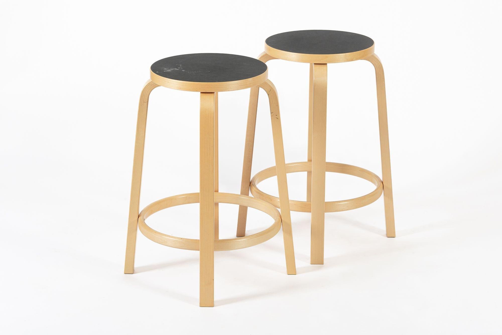Dieses Paar moderner finnischer Hocker aus Birkenholz des Modells 64 aus der Mitte des Jahrhunderts, ursprünglich von Alvar Aalto (Finne, 1898-1976) für Artek in den 1930er Jahren entworfen, wurde 2015 in Finnland hergestellt. Diese Barhocker Modell