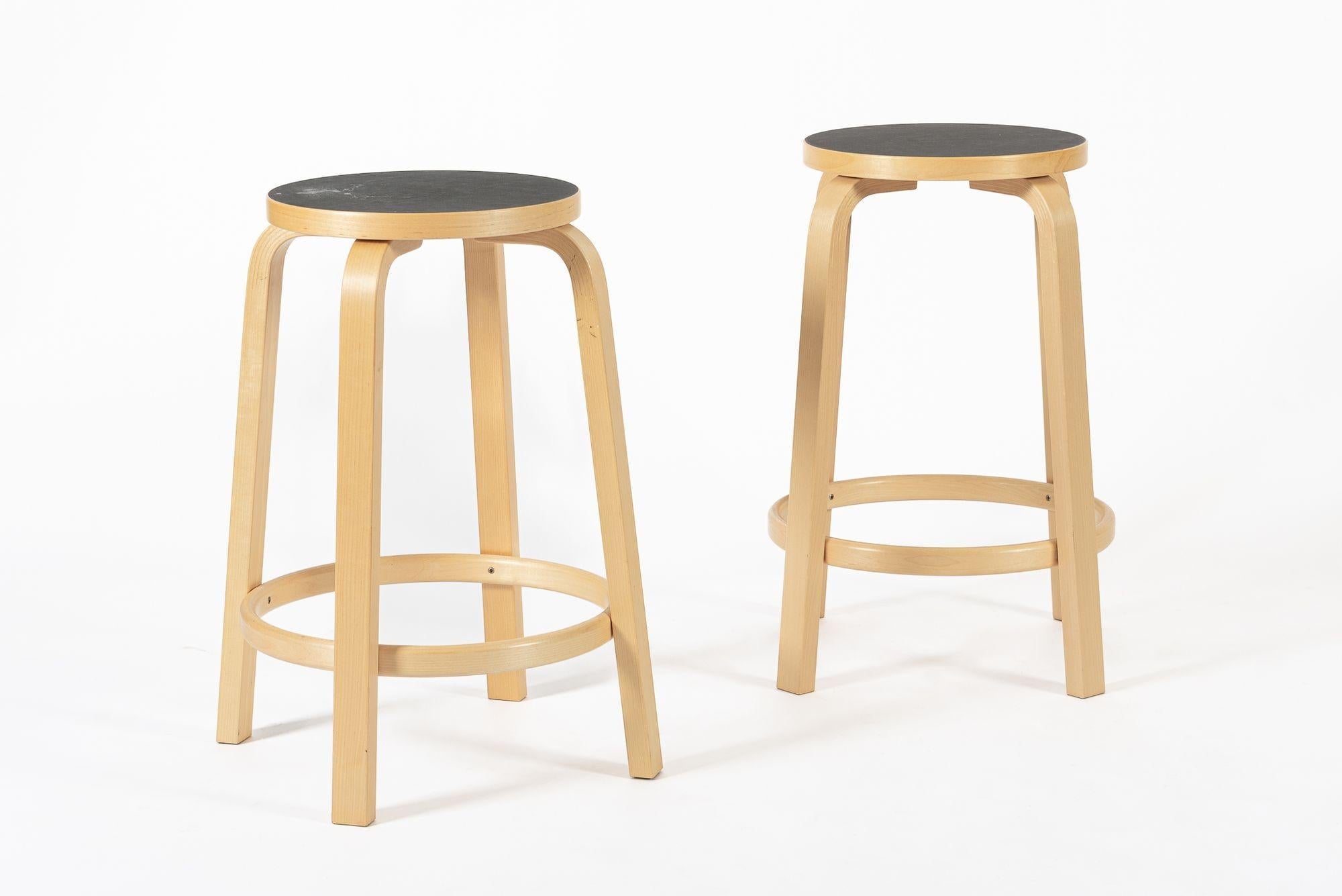 Finnische Hocker aus Birke und Schwarz aus der Mitte des Jahrhunderts 64 von Alvar Aalto für Artek, 2015 (Moderne der Mitte des Jahrhunderts) im Angebot