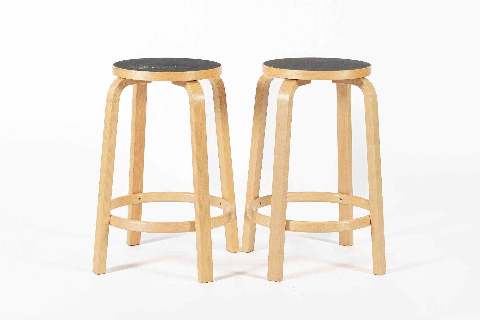 Finnische Hocker aus Birke und Schwarz aus der Mitte des Jahrhunderts 64 von Alvar Aalto für Artek, 2015 (Dänisch) im Angebot